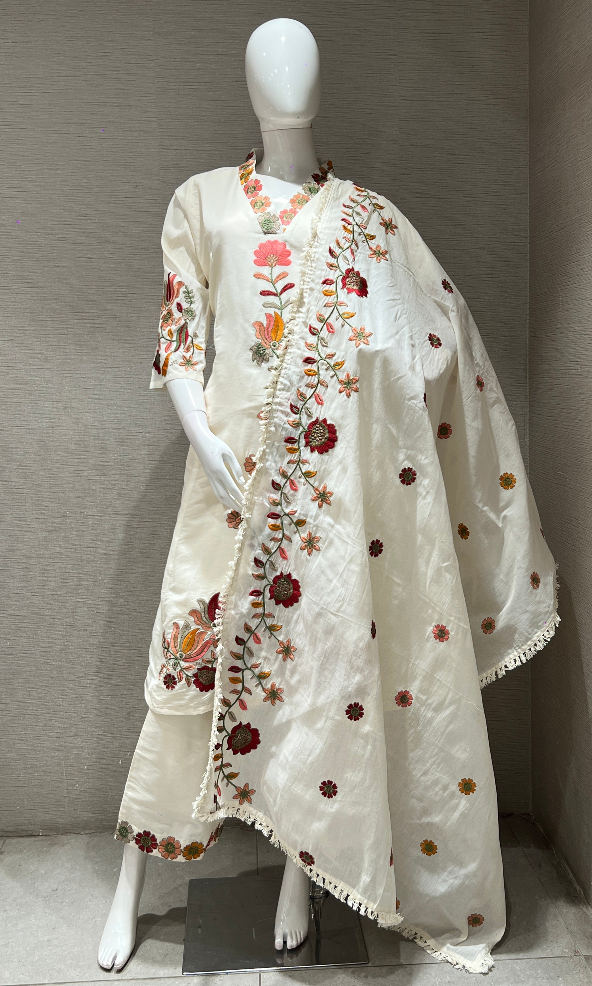 Cream floral embroidery kurta set