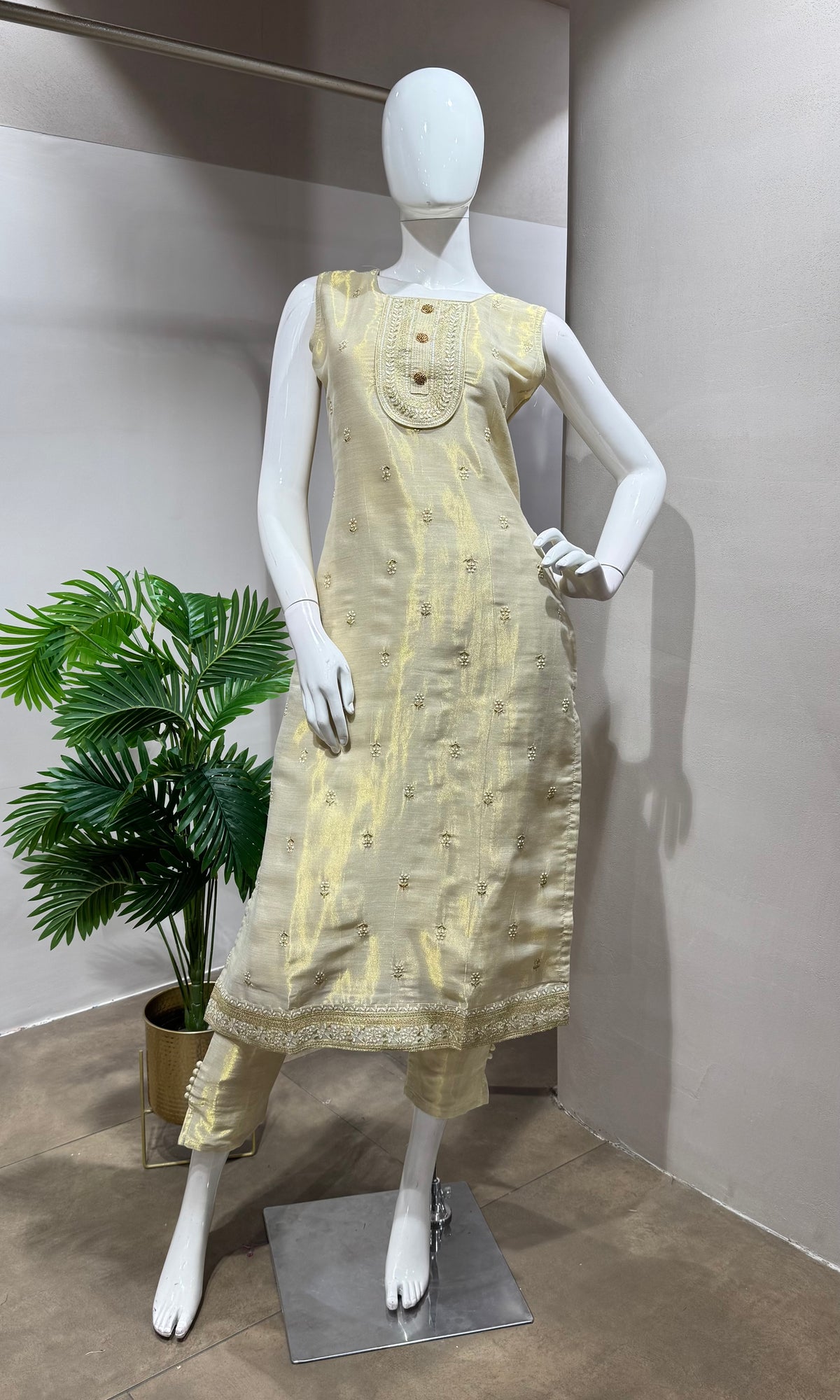 CREAM EMBROIDERD Kurta Set