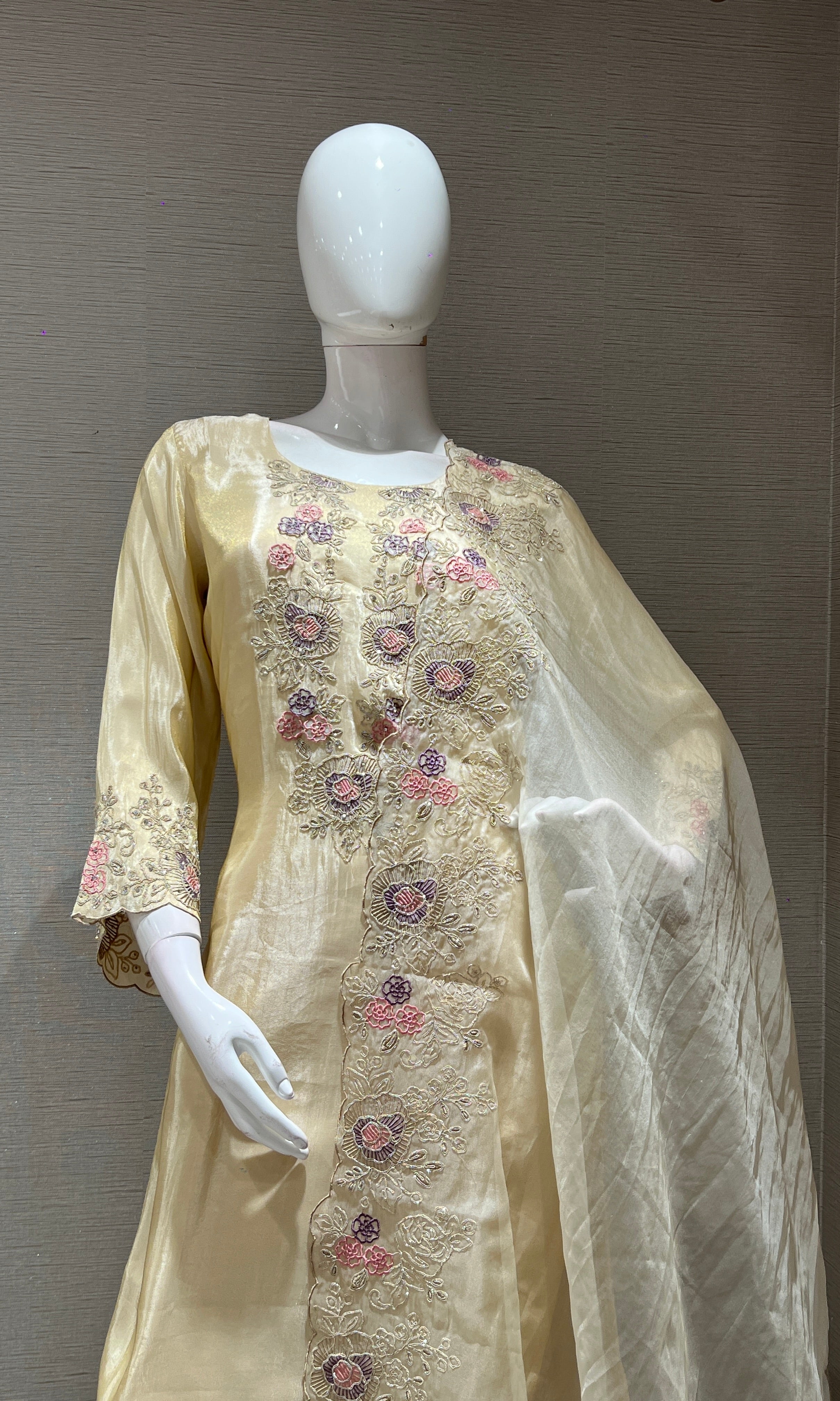 Beagh FLORAL EMBROIDERED kurta set