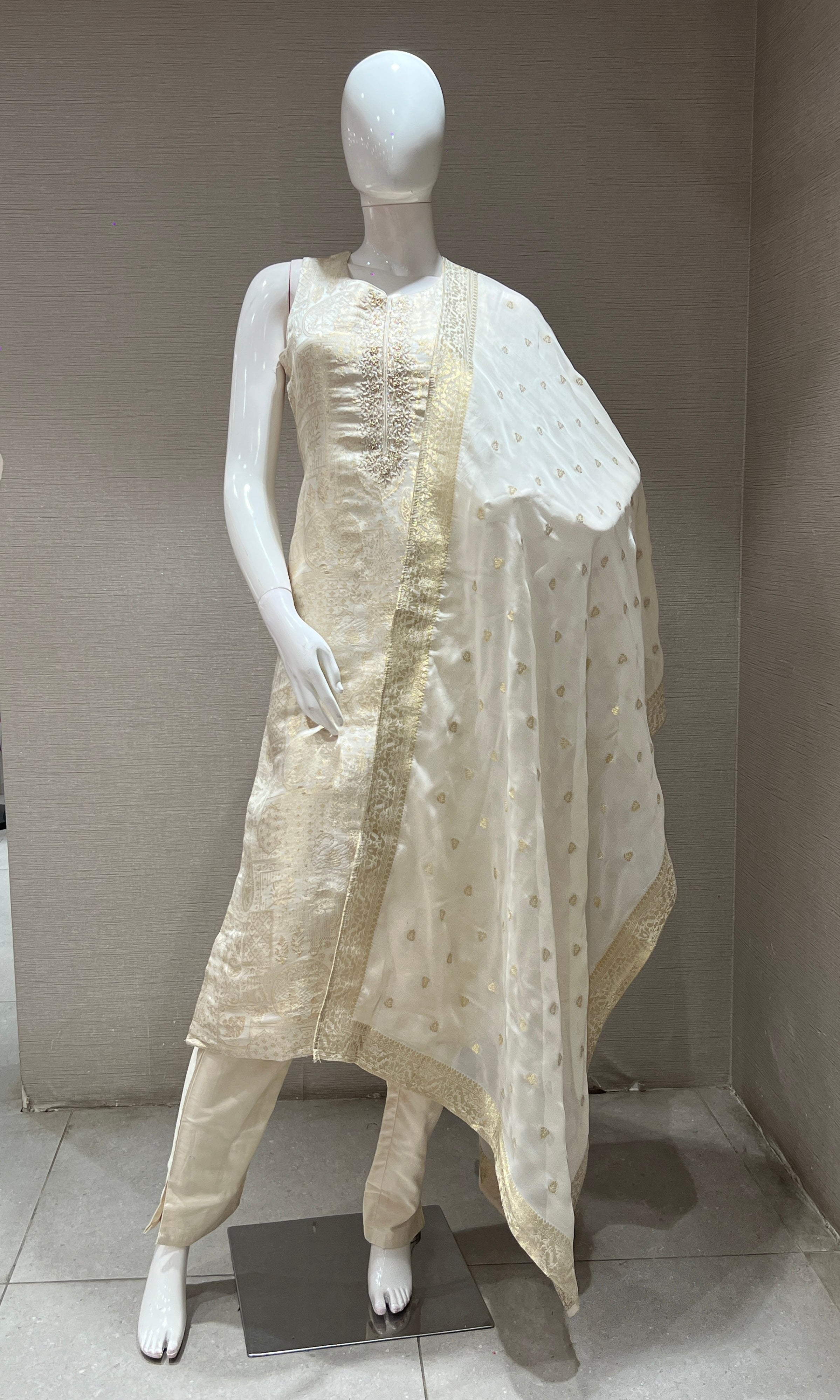 CREAM ETHNIC KURTA SET WITH WOVEN DUPATTA