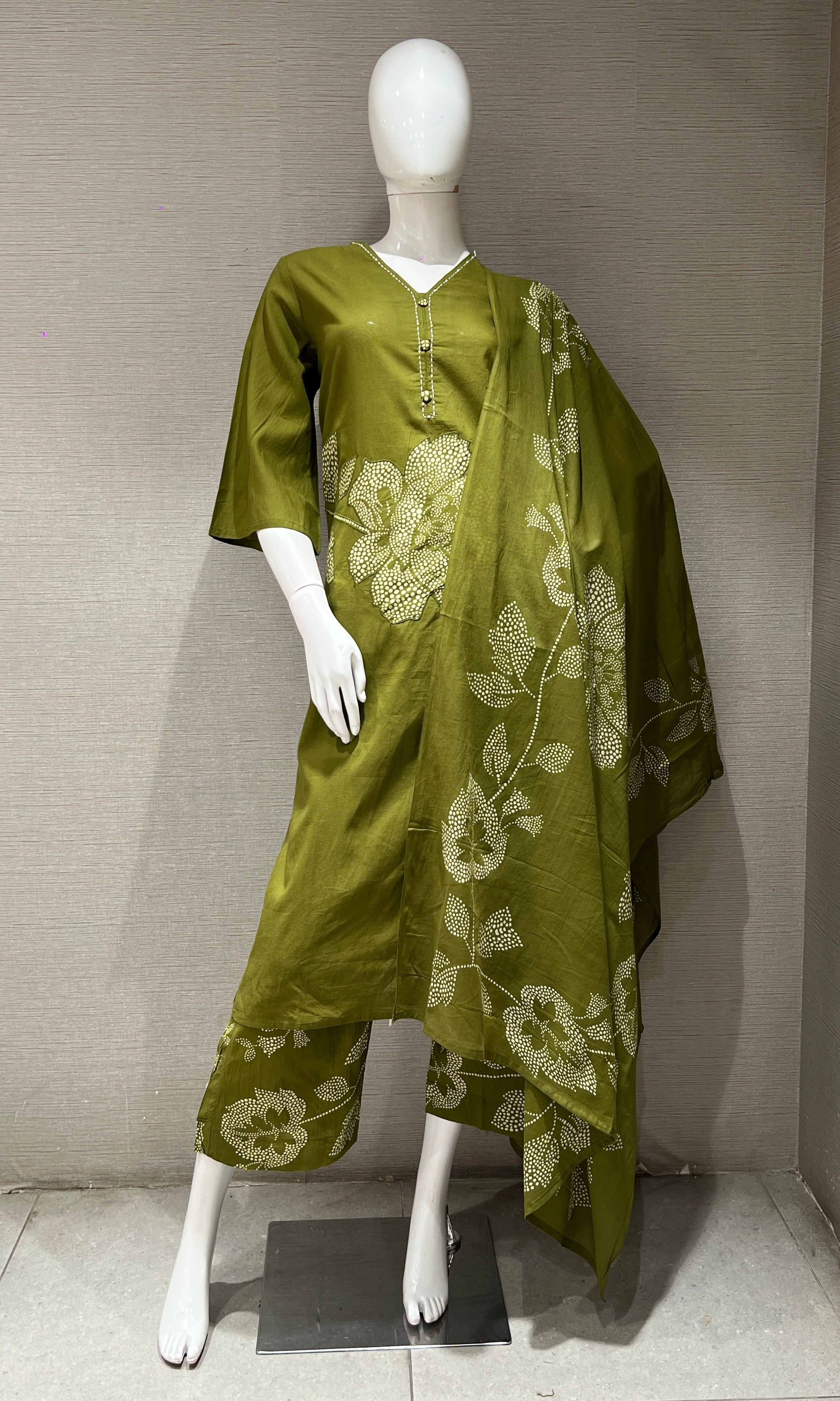 Green FLORAL EMBROIDERY kurta seT