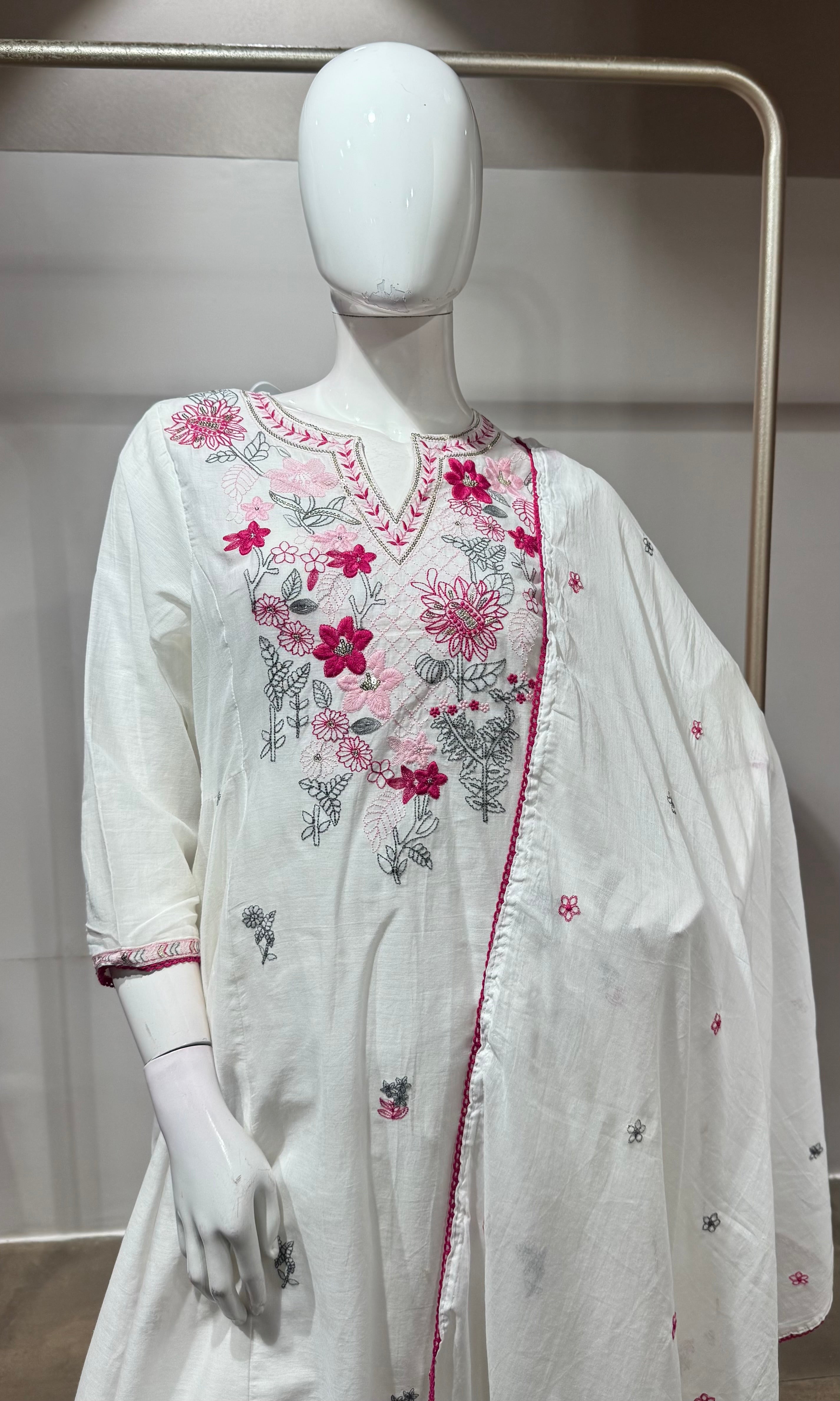 White Floral Thread Embroidered kurta set