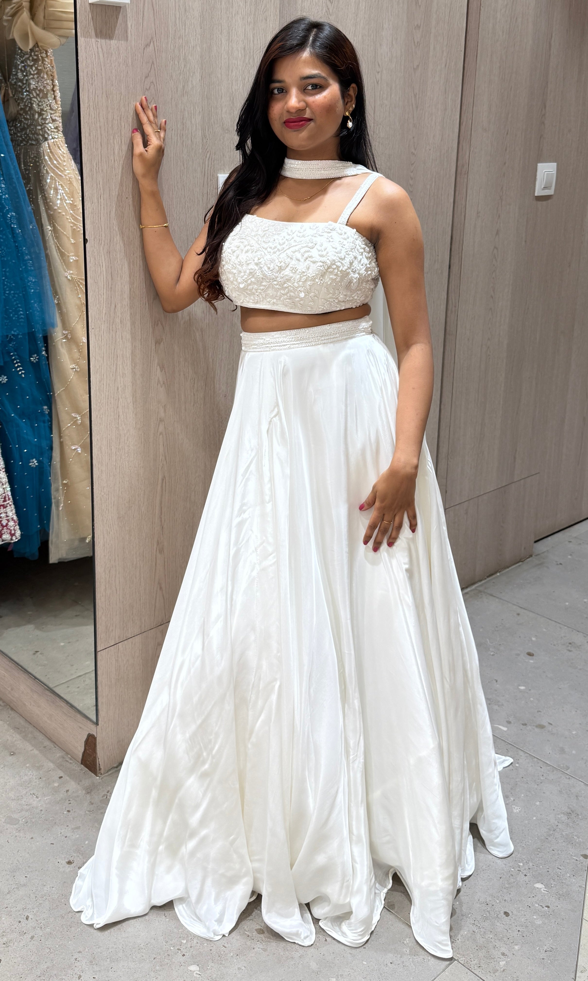 White lehenga with neck Duppata 1000