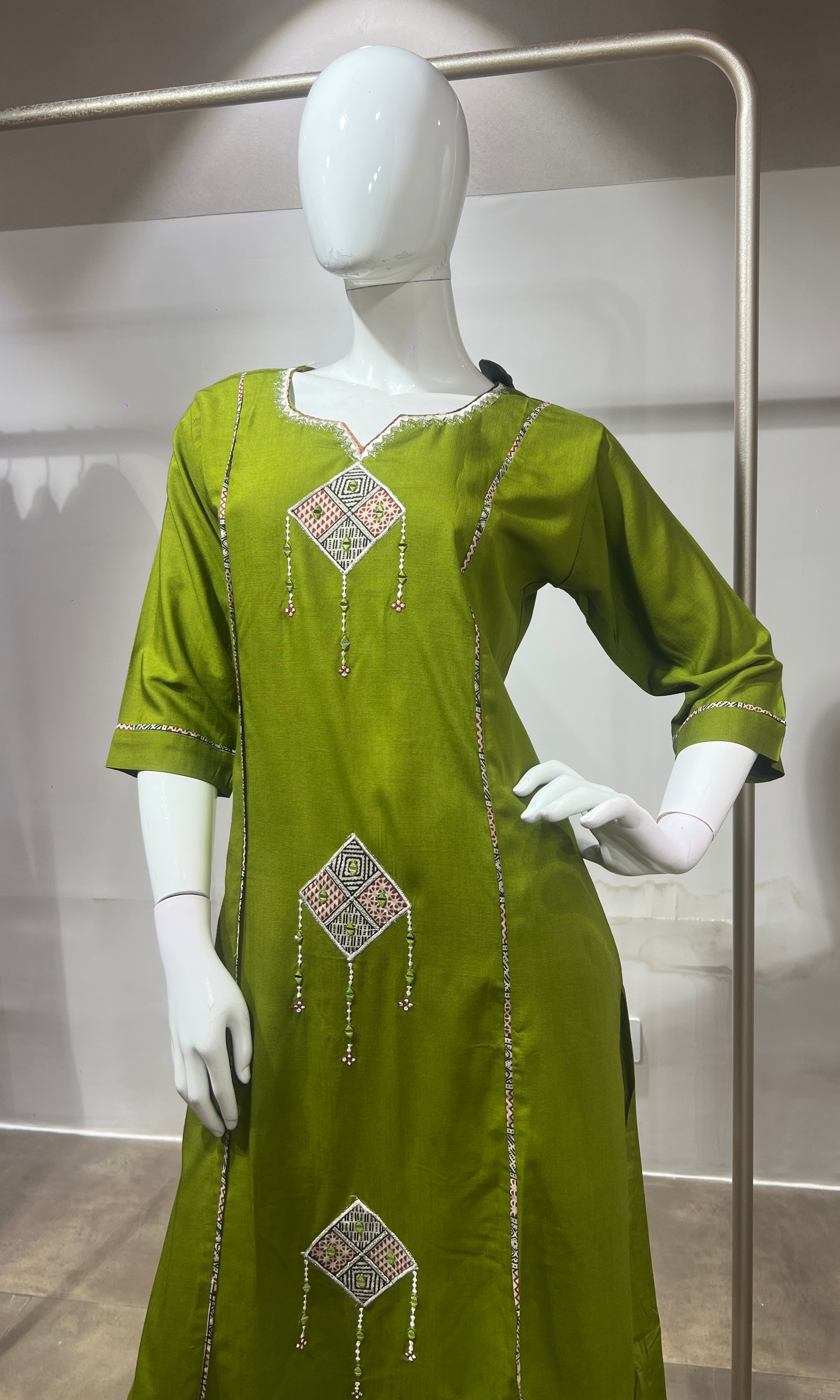 Green Ethnic Motif Kurta with Bottom