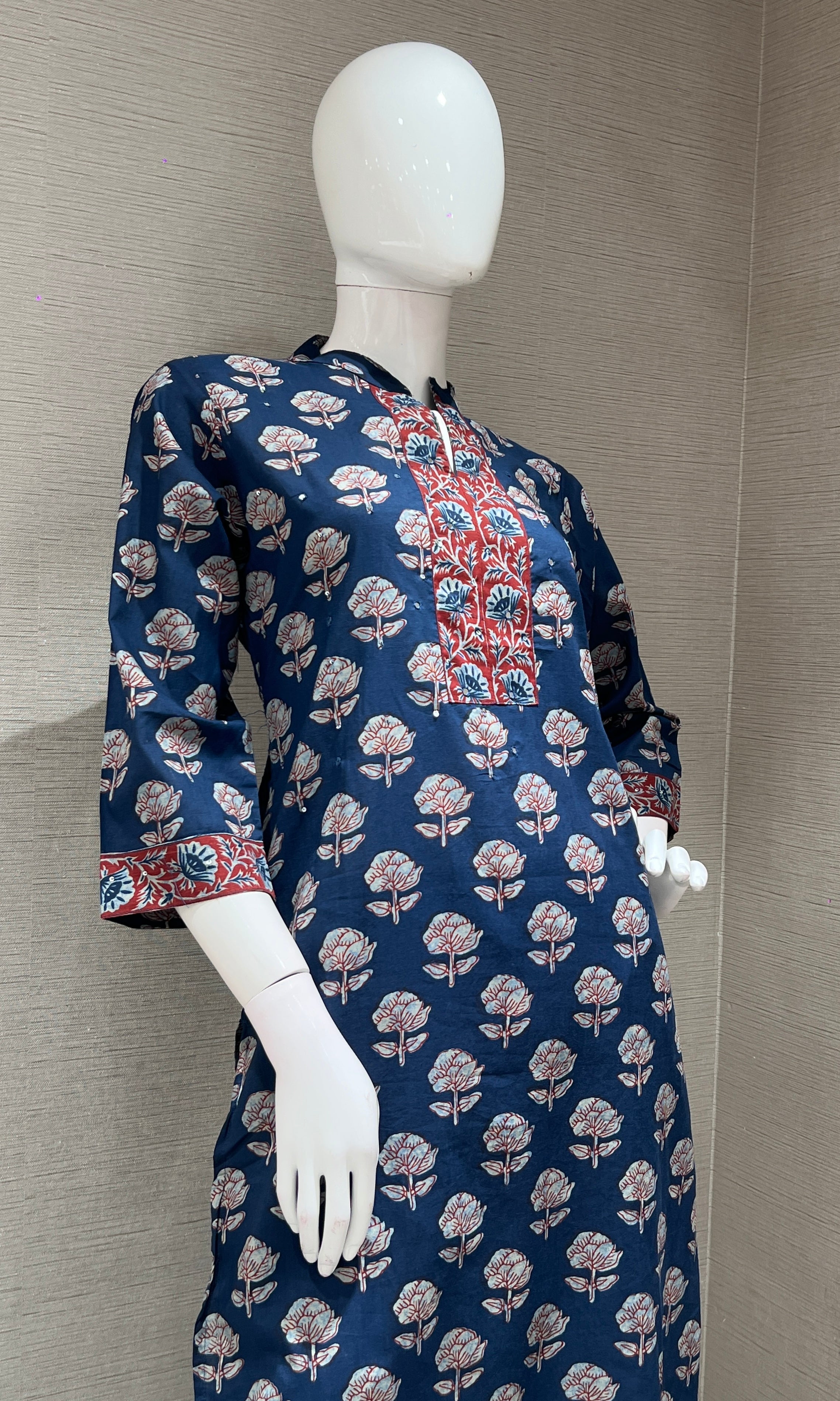 Blue kurta set WITH FLORALS