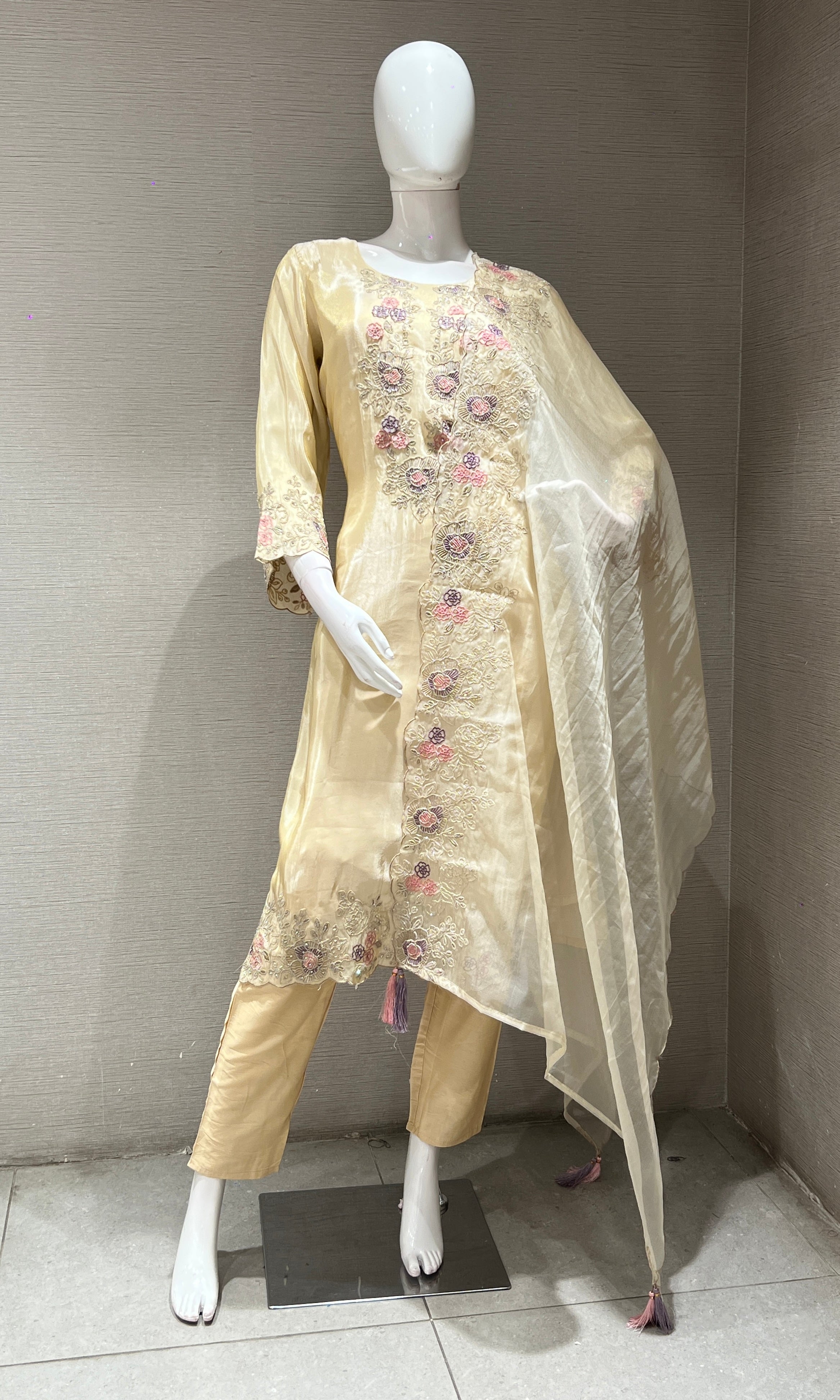Beagh FLORAL EMBROIDERED kurta set