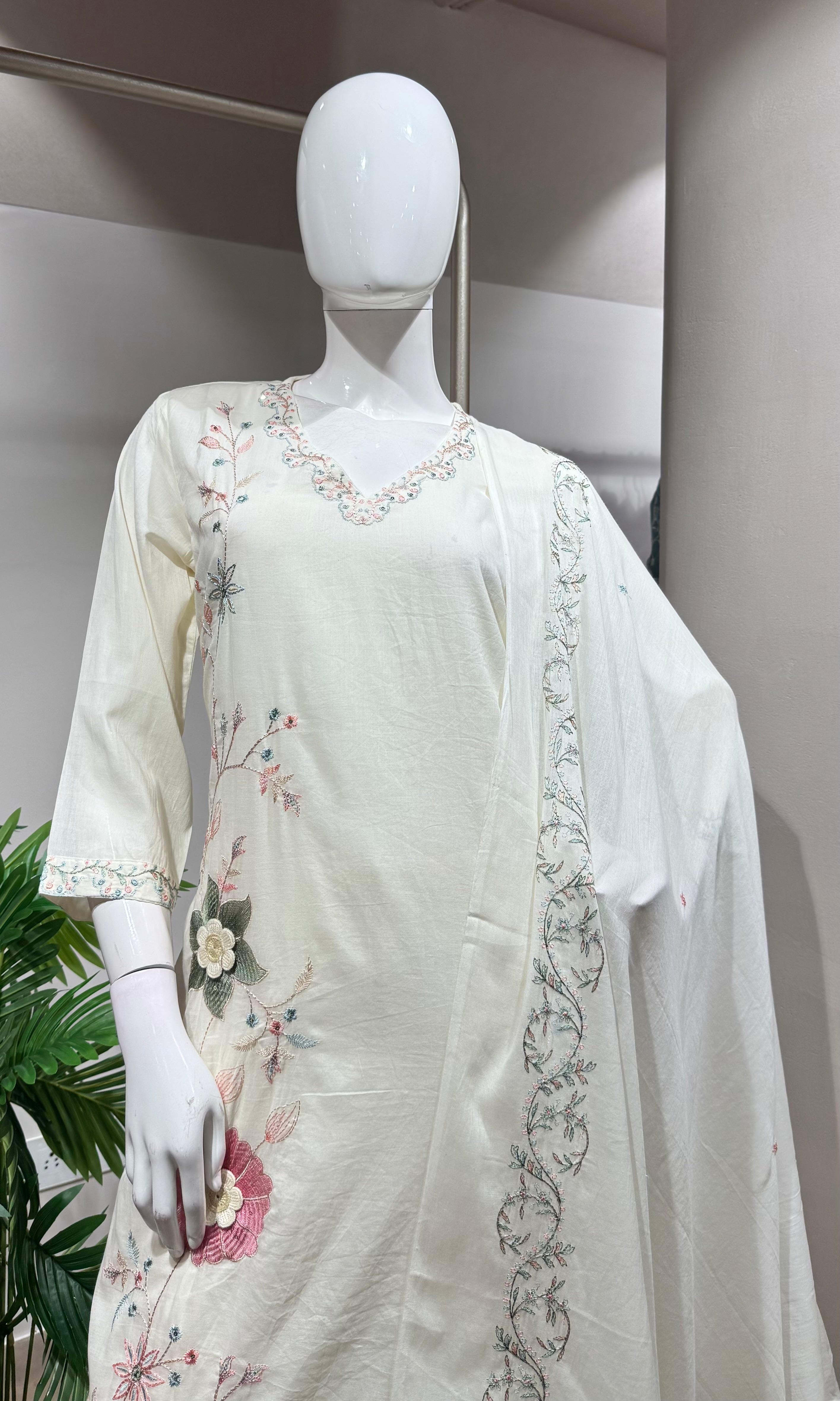 White Embroidered Kurta Set with Floral Motifs