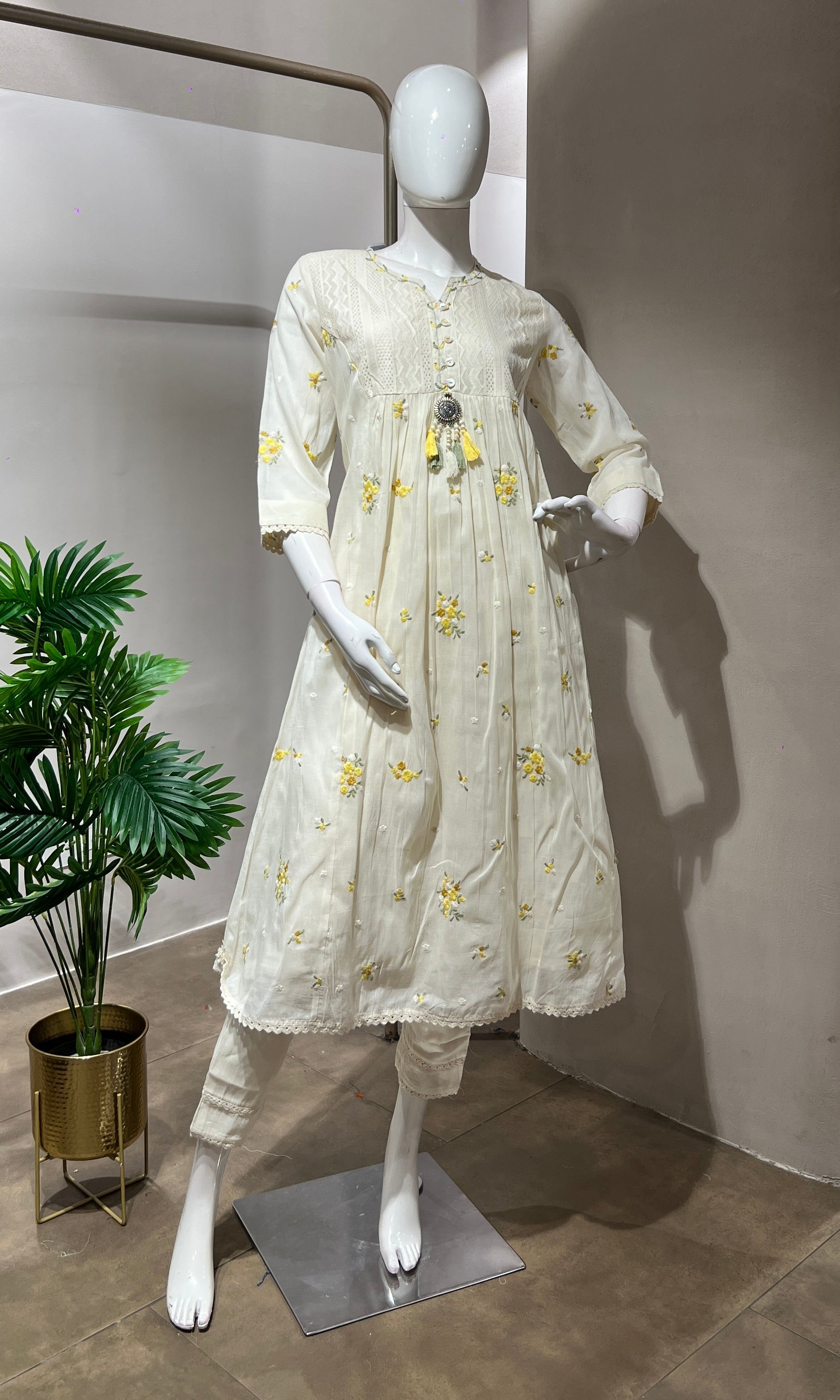 CREAM FLORAL MOTIF KURTA SET