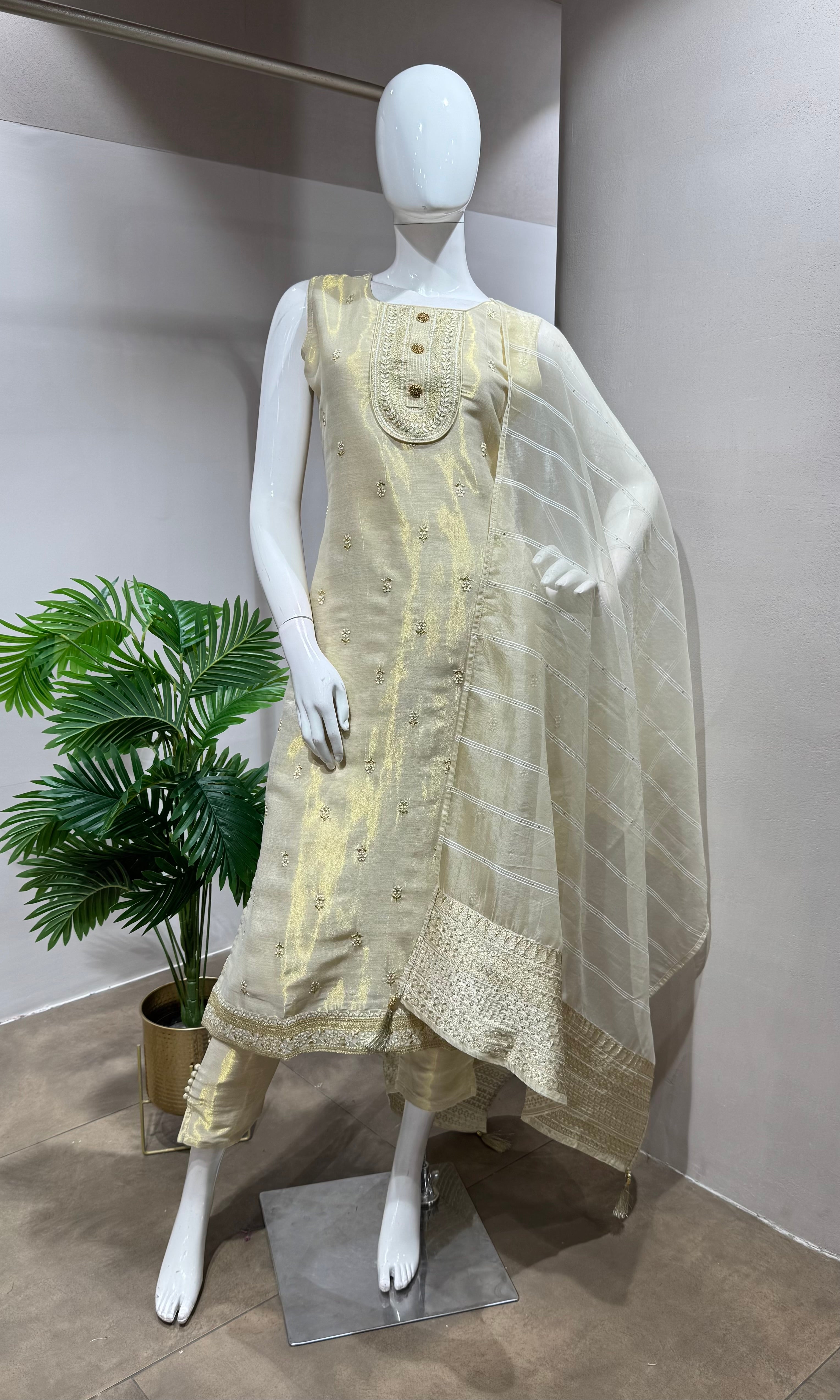 CREAM EMBROIDERD Kurta Set