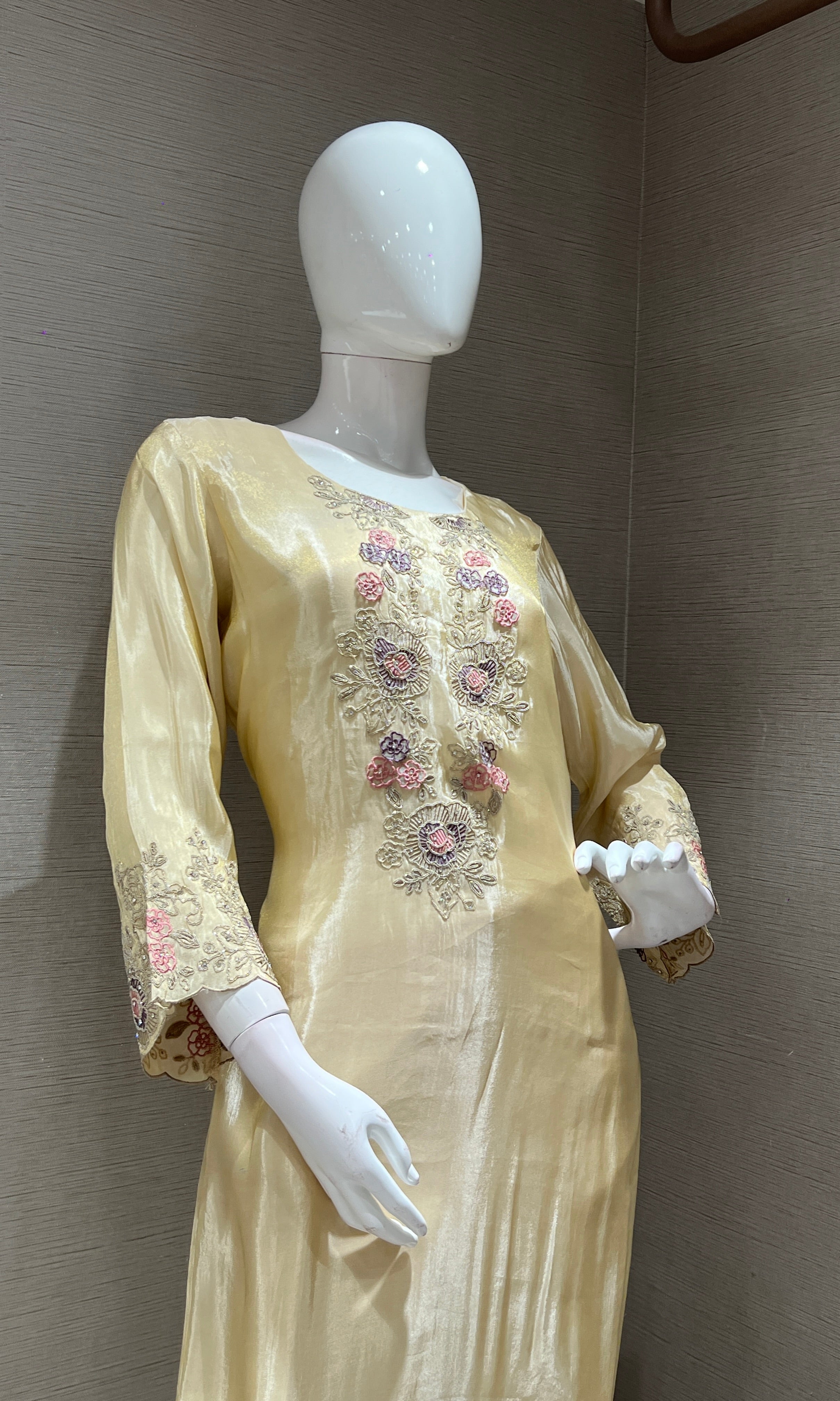 Beagh FLORAL EMBROIDERED kurta set