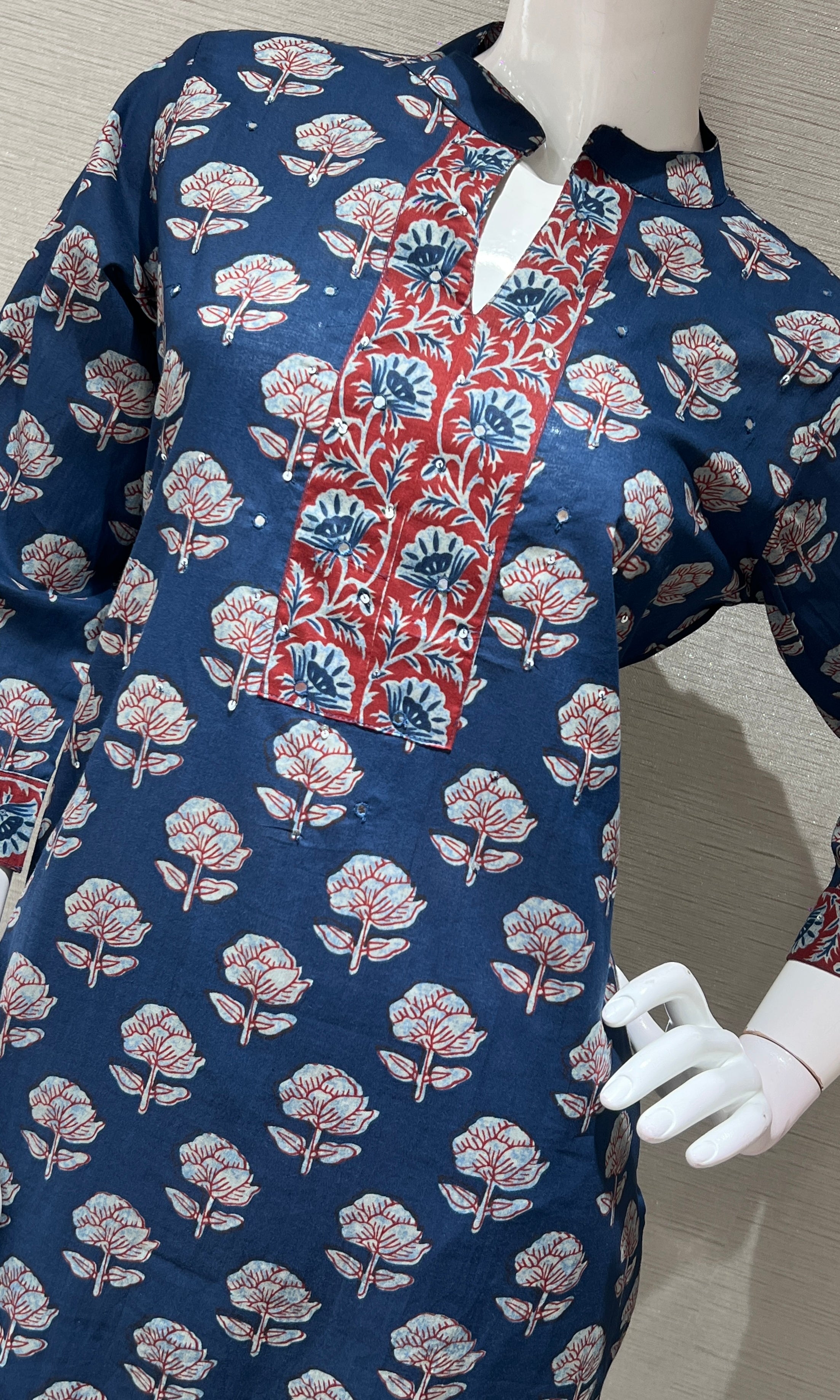 Blue kurta set WITH FLORALS