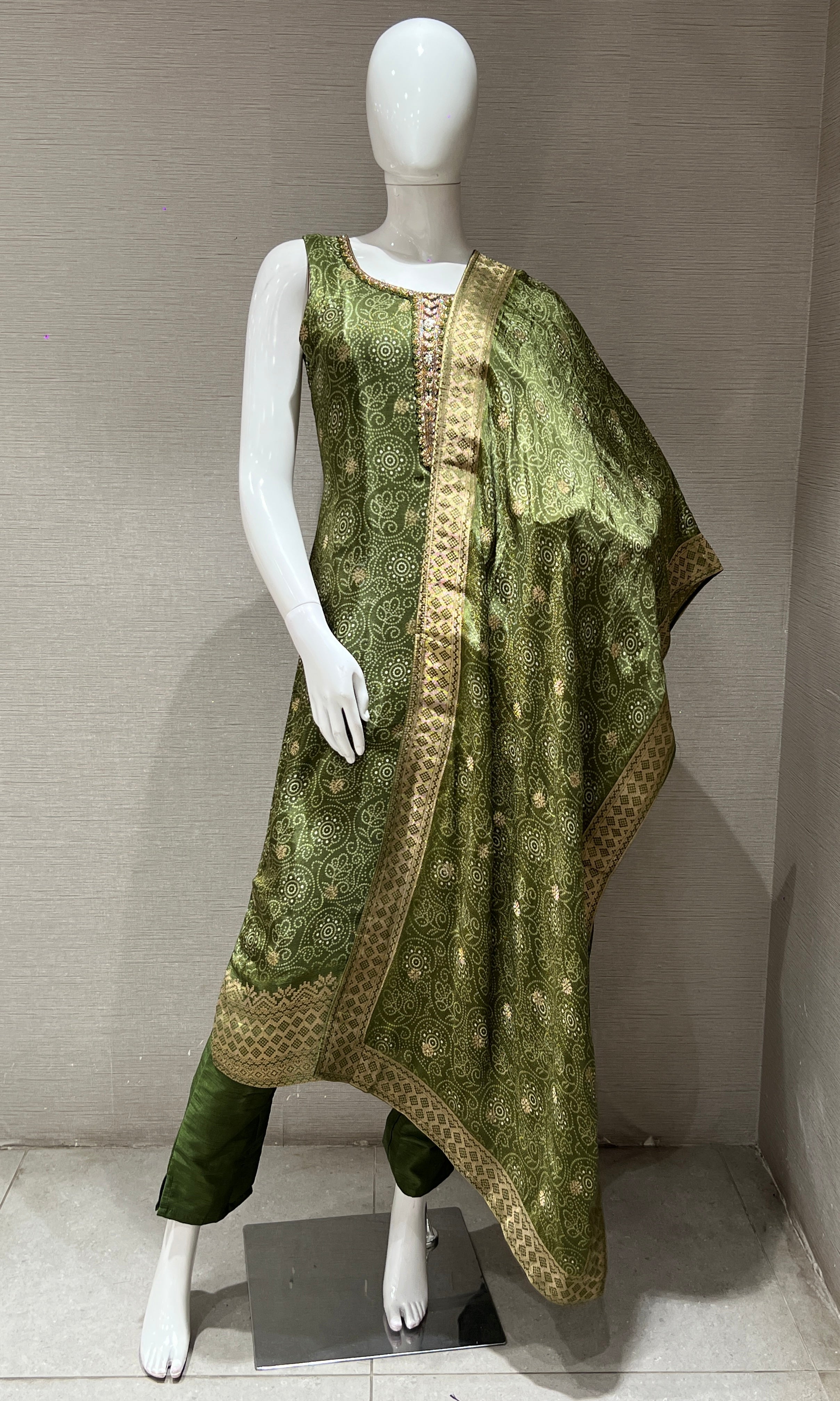 Elegant Green kurta set with Gold Border