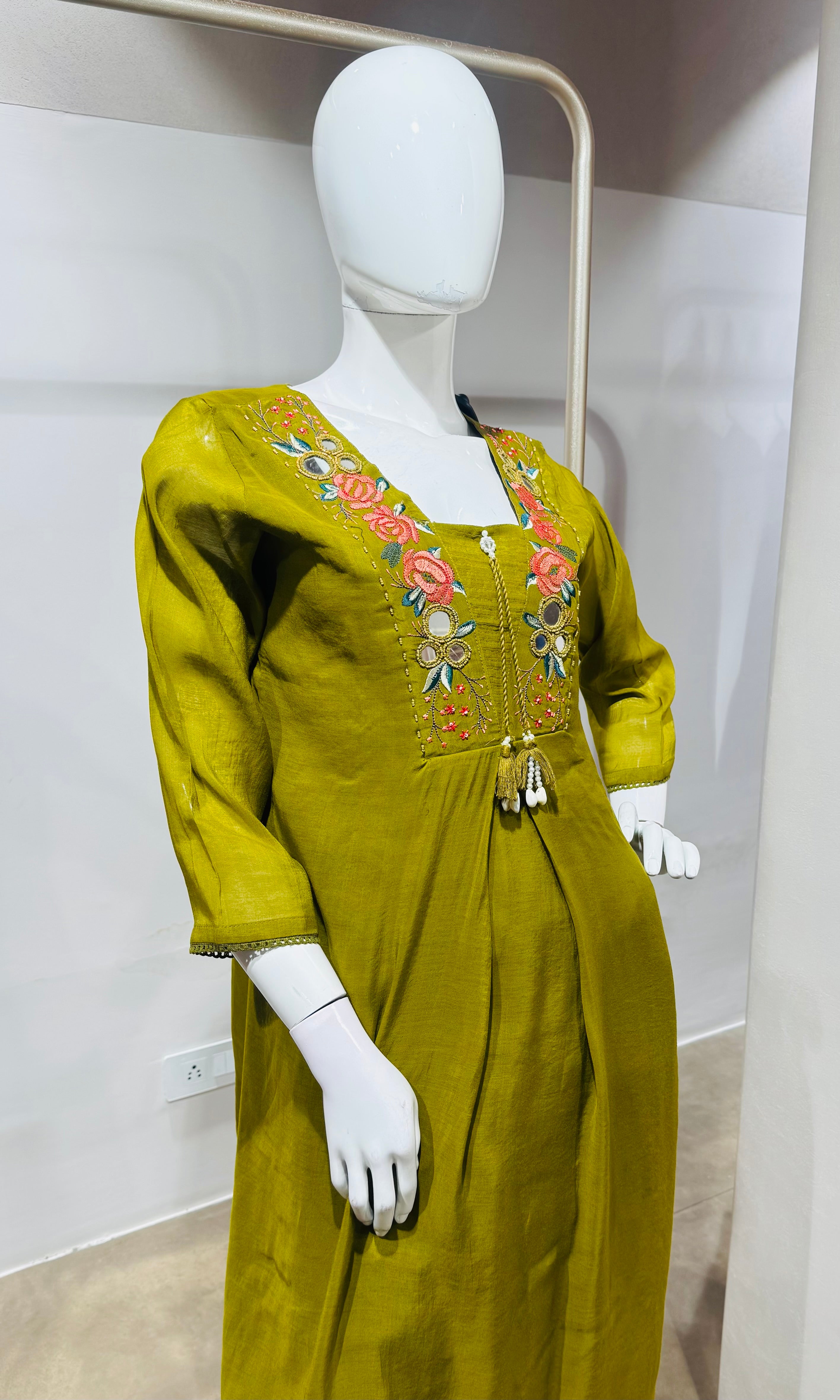 Mehendi Green Ethnic Kurta Set with Multicolored Neckline