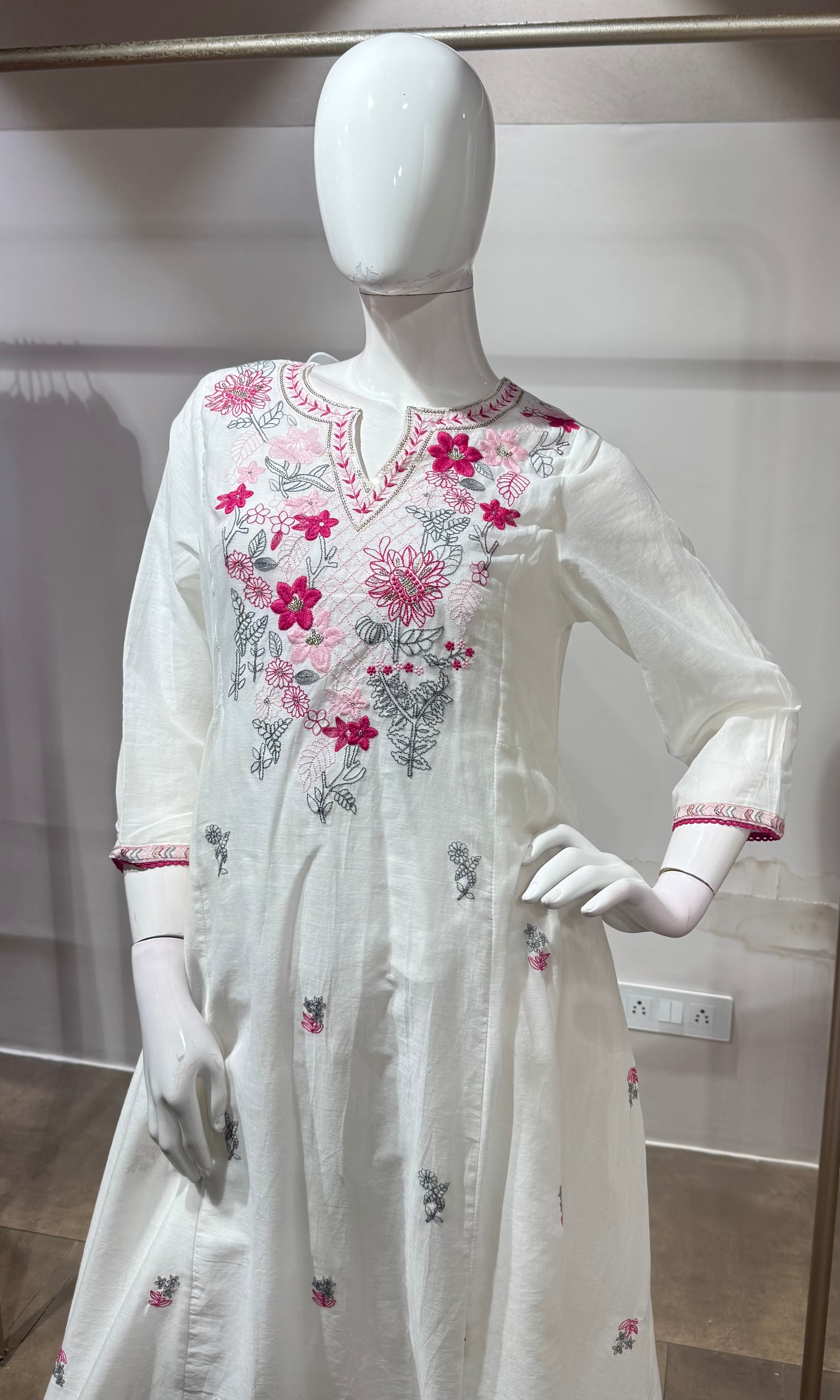 White Floral Thread Embroidered kurta set
