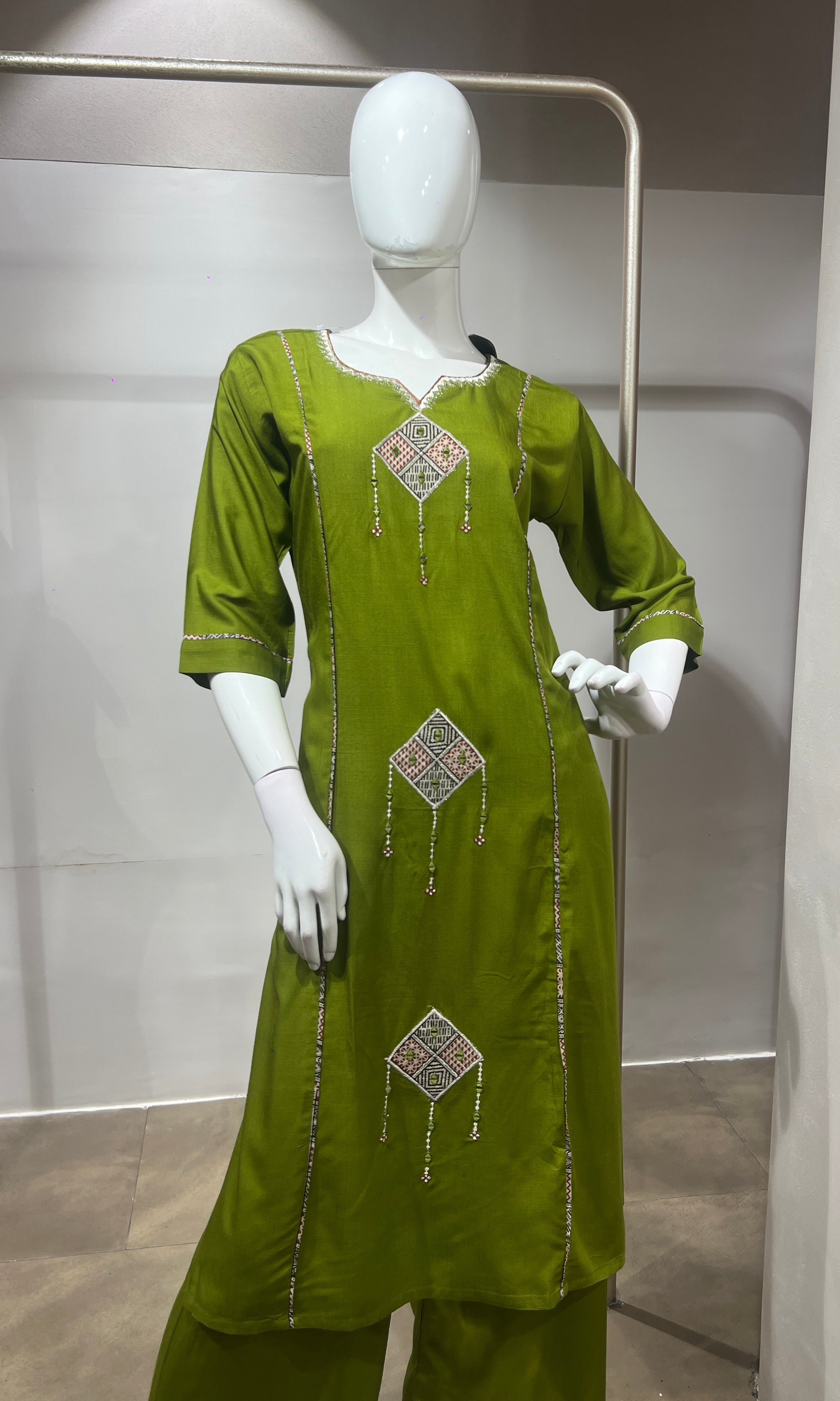 Green Ethnic Motif Kurta with Bottom