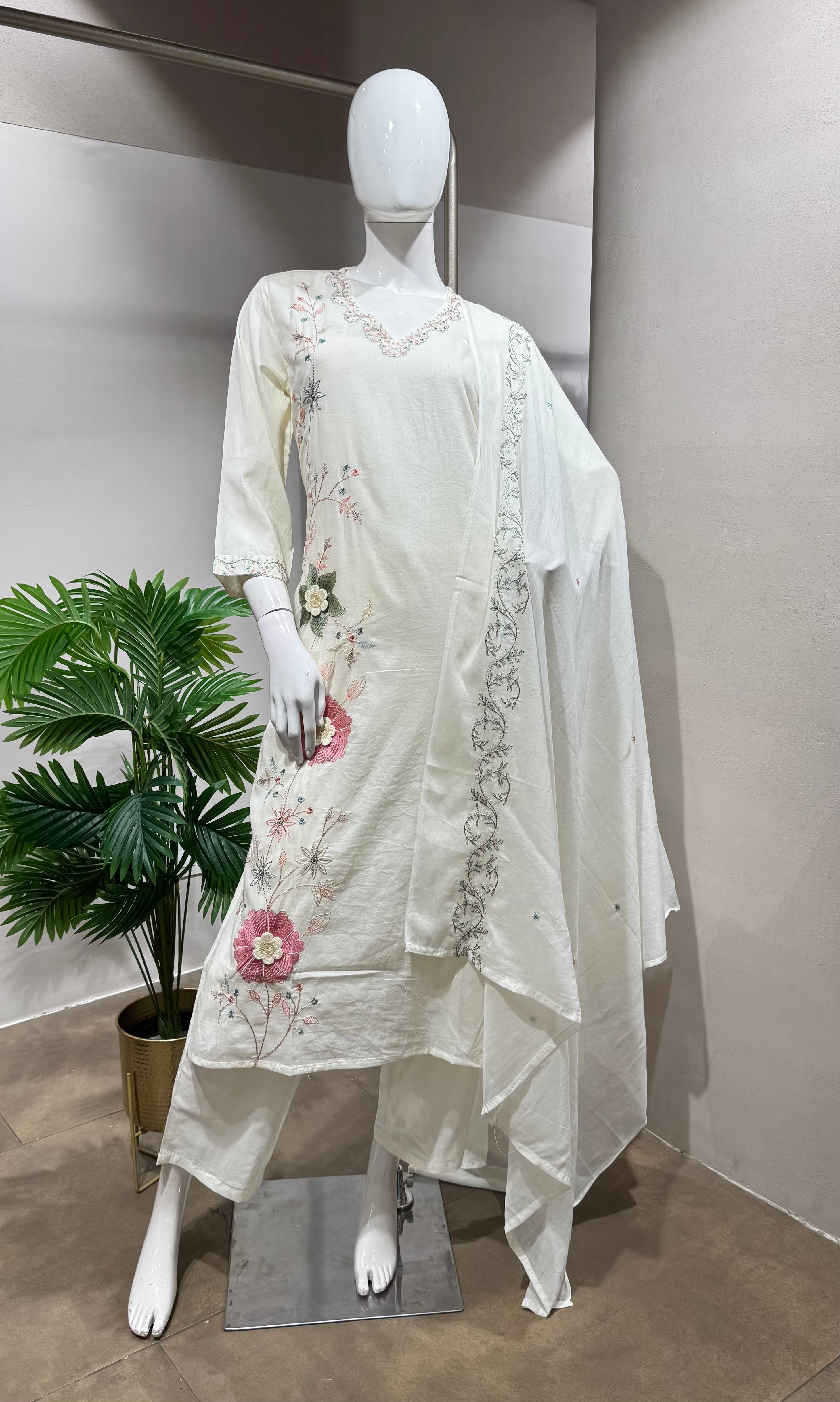White Embroidered Kurta Set with Floral Motifs