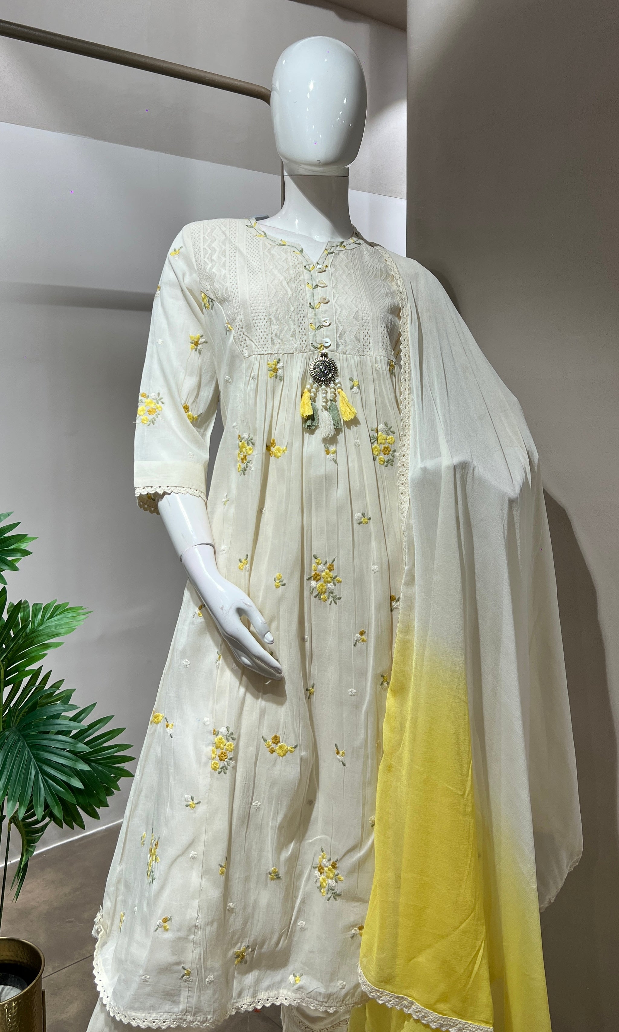 CREAM FLORAL MOTIF KURTA SET