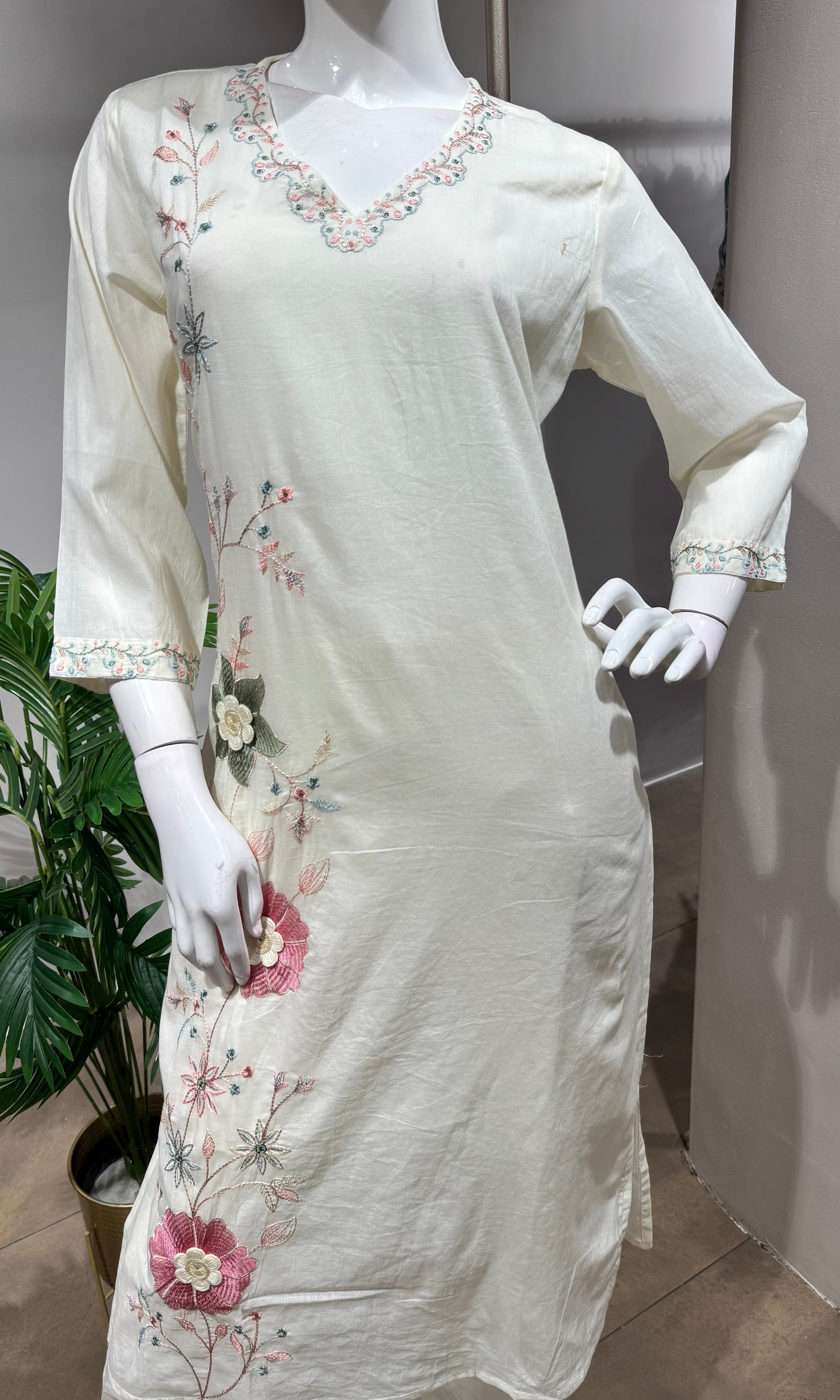 White Embroidered Kurta Set with Floral Motifs