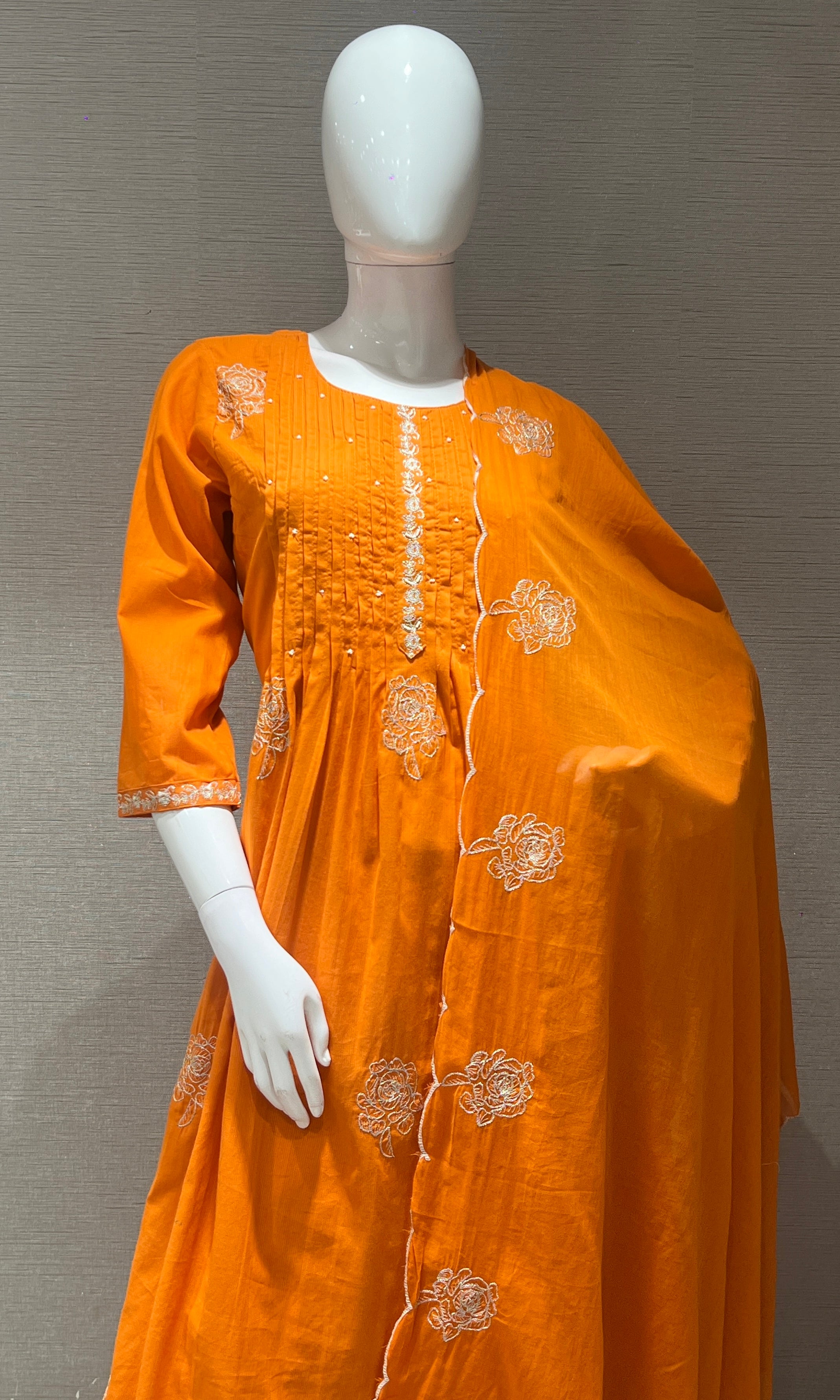 Orange Elegant kurta set With Floral Motifs
