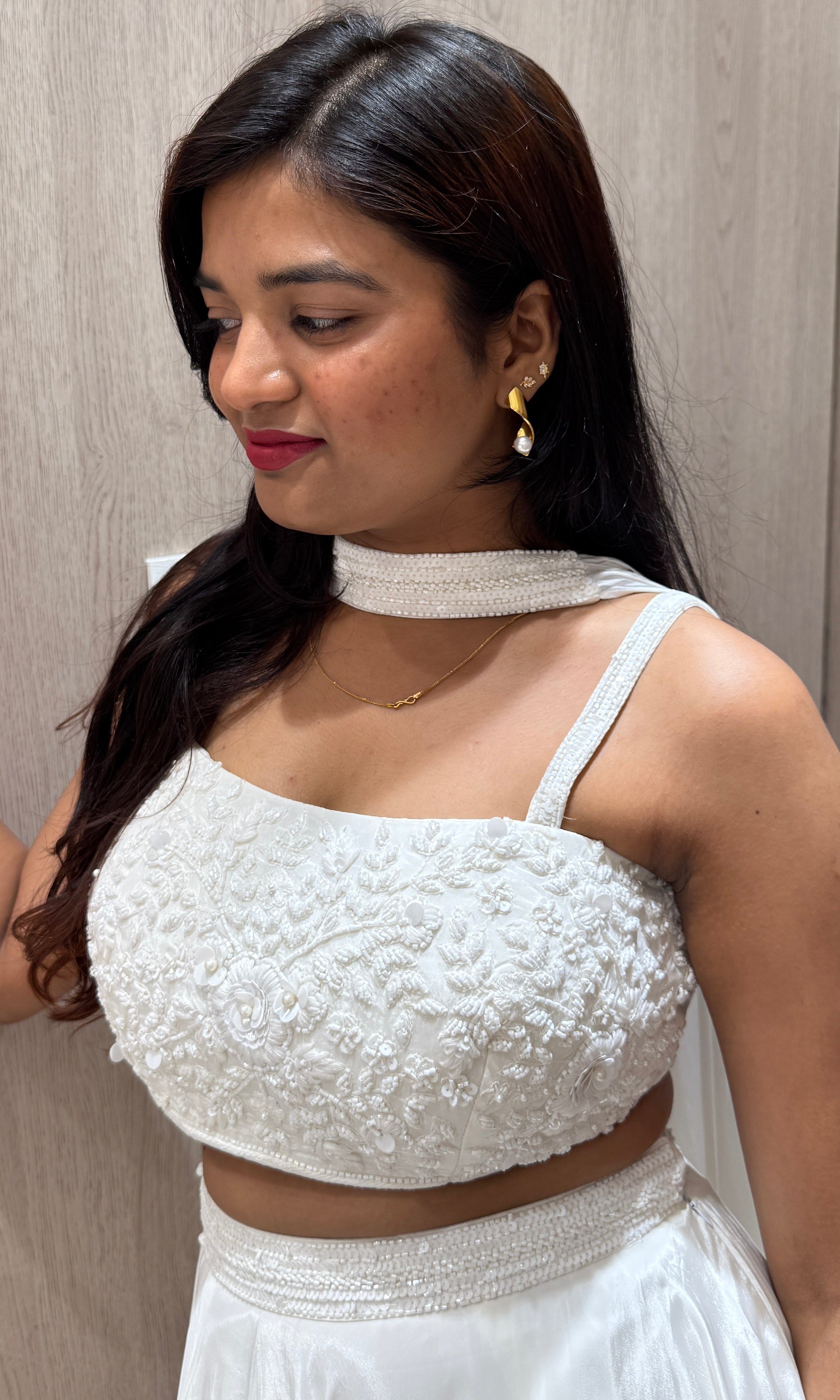 White lehenga with neck Duppata 1000
