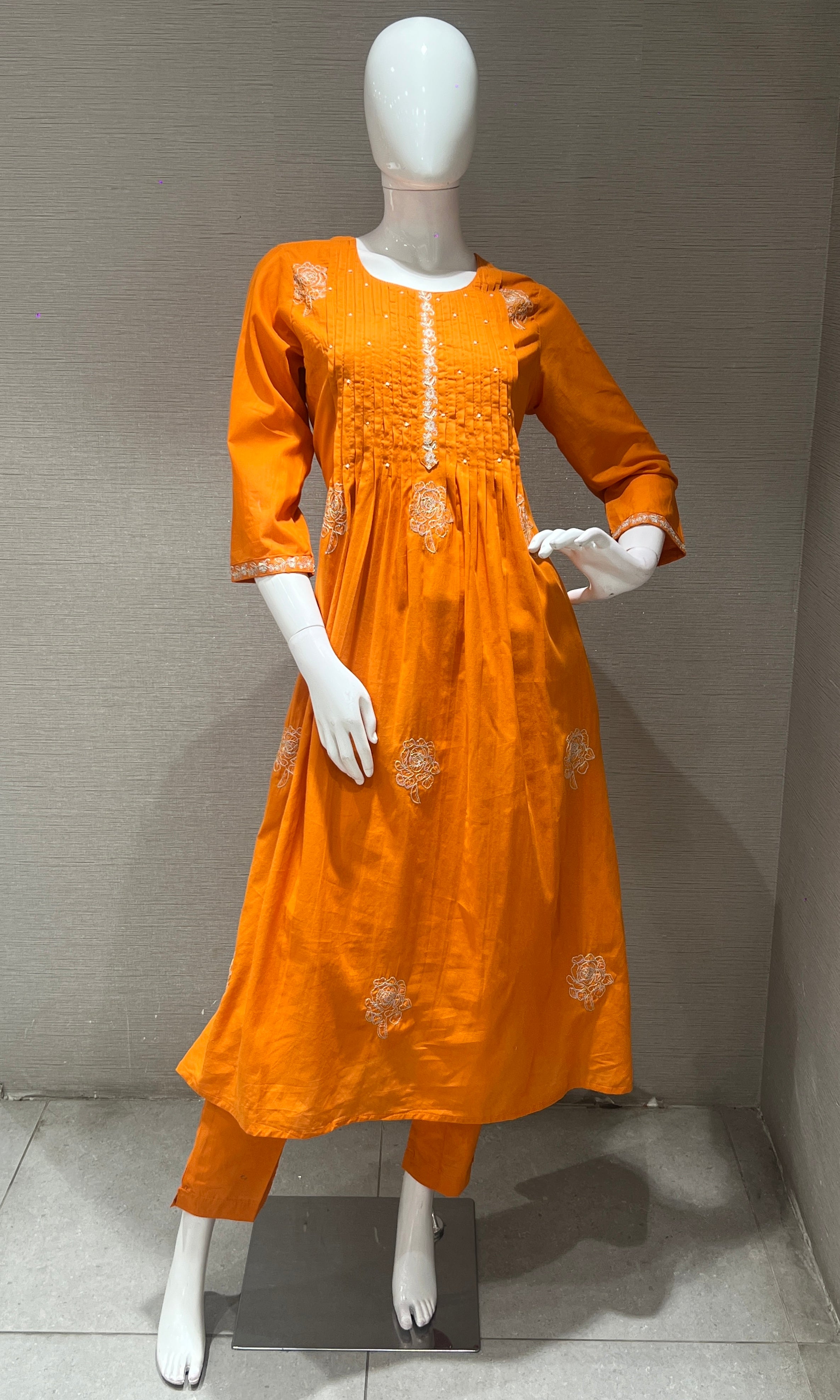 Orange Elegant kurta set With Floral Motifs