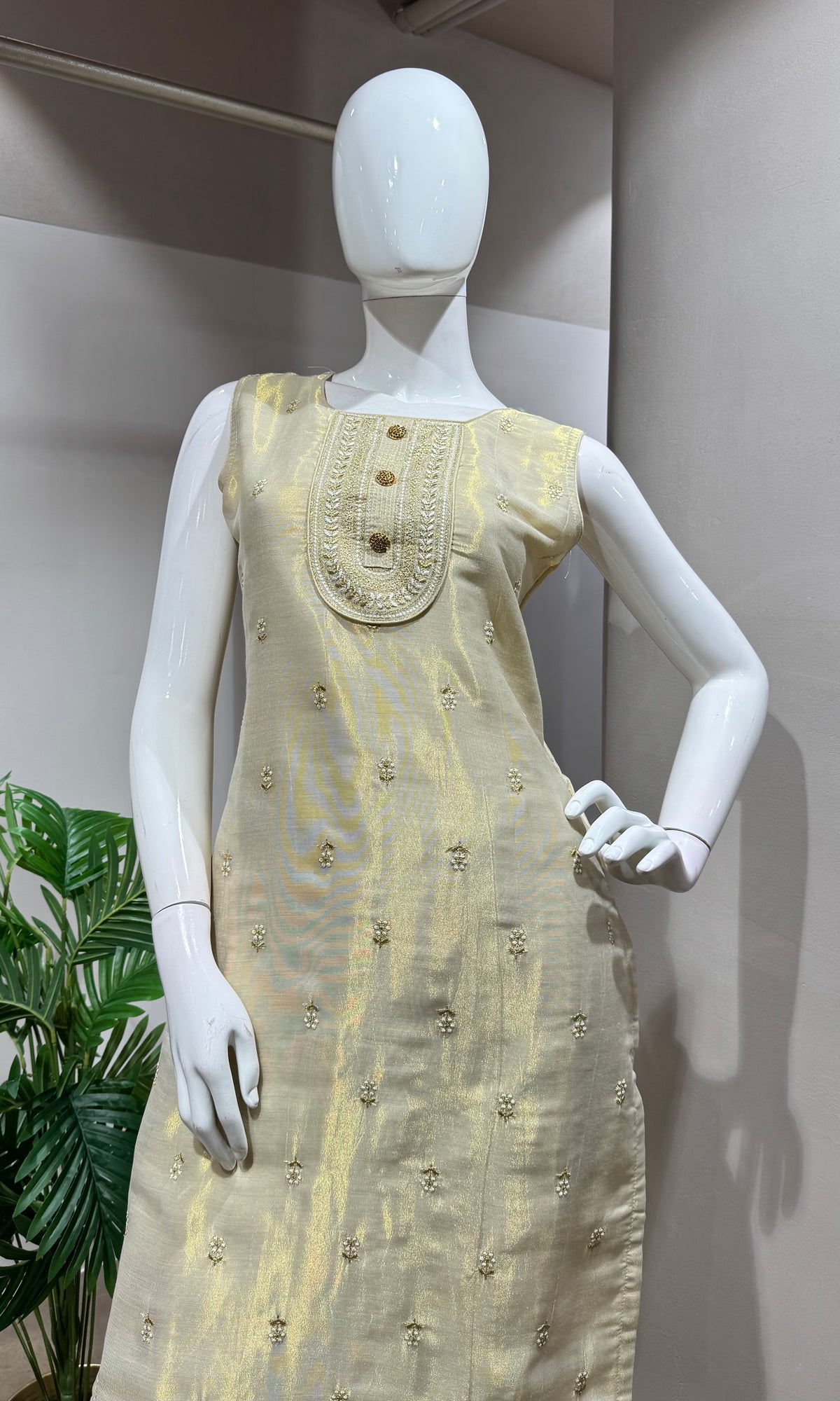 CREAM EMBROIDERD Kurta Set