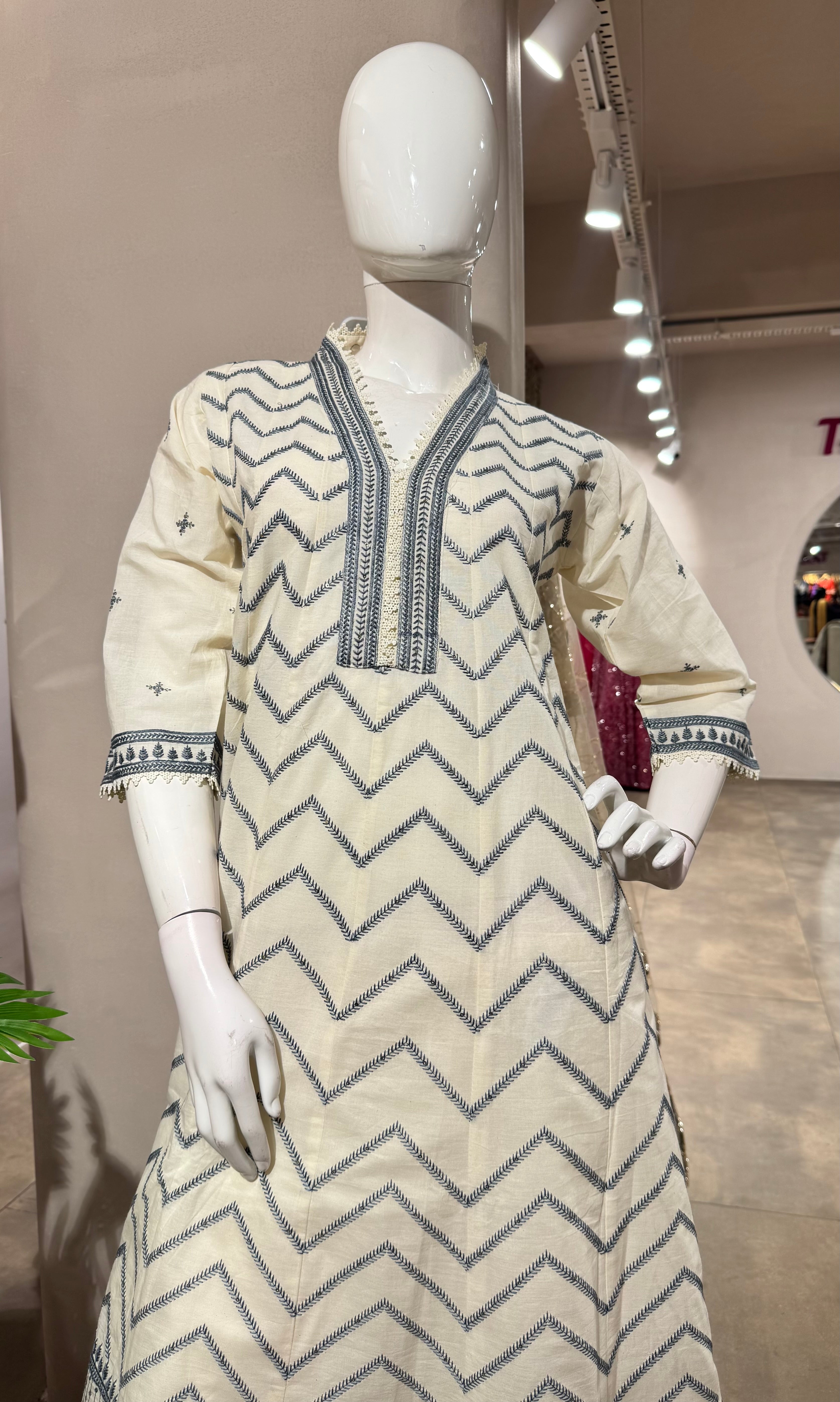 WHITE ZIG ZAG EMBROIDERED KURTA SET