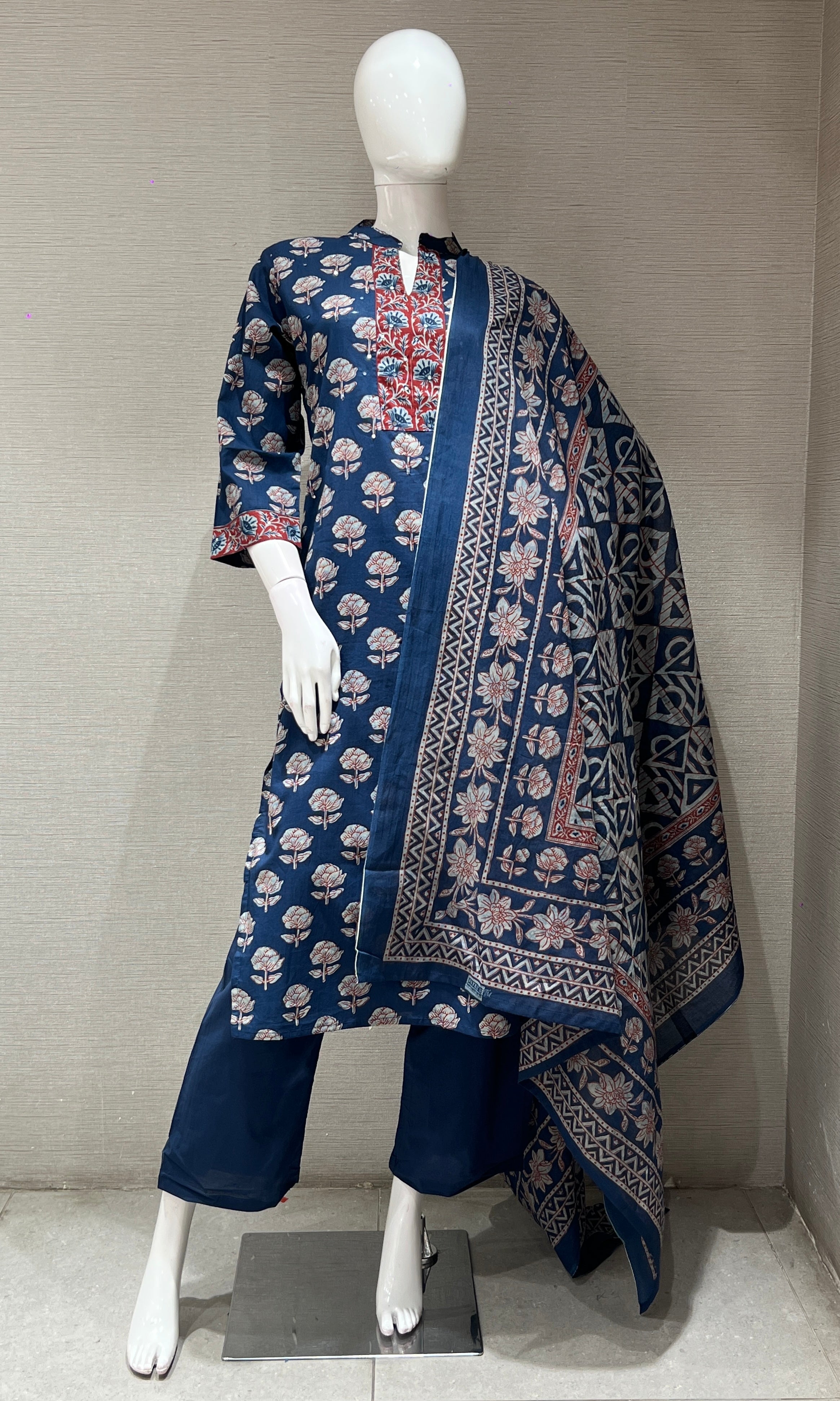 Blue kurta set WITH FLORALS