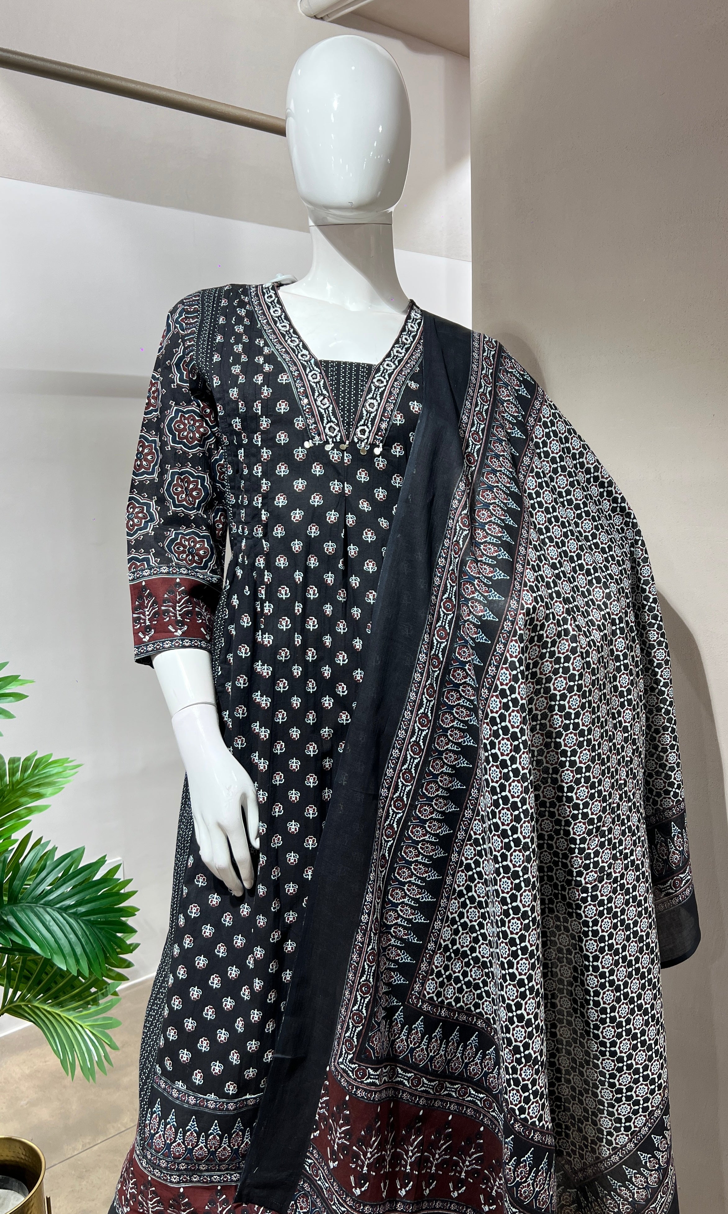 BLACK ETHNIC KURTA SET WITH PALAZZO PANTS