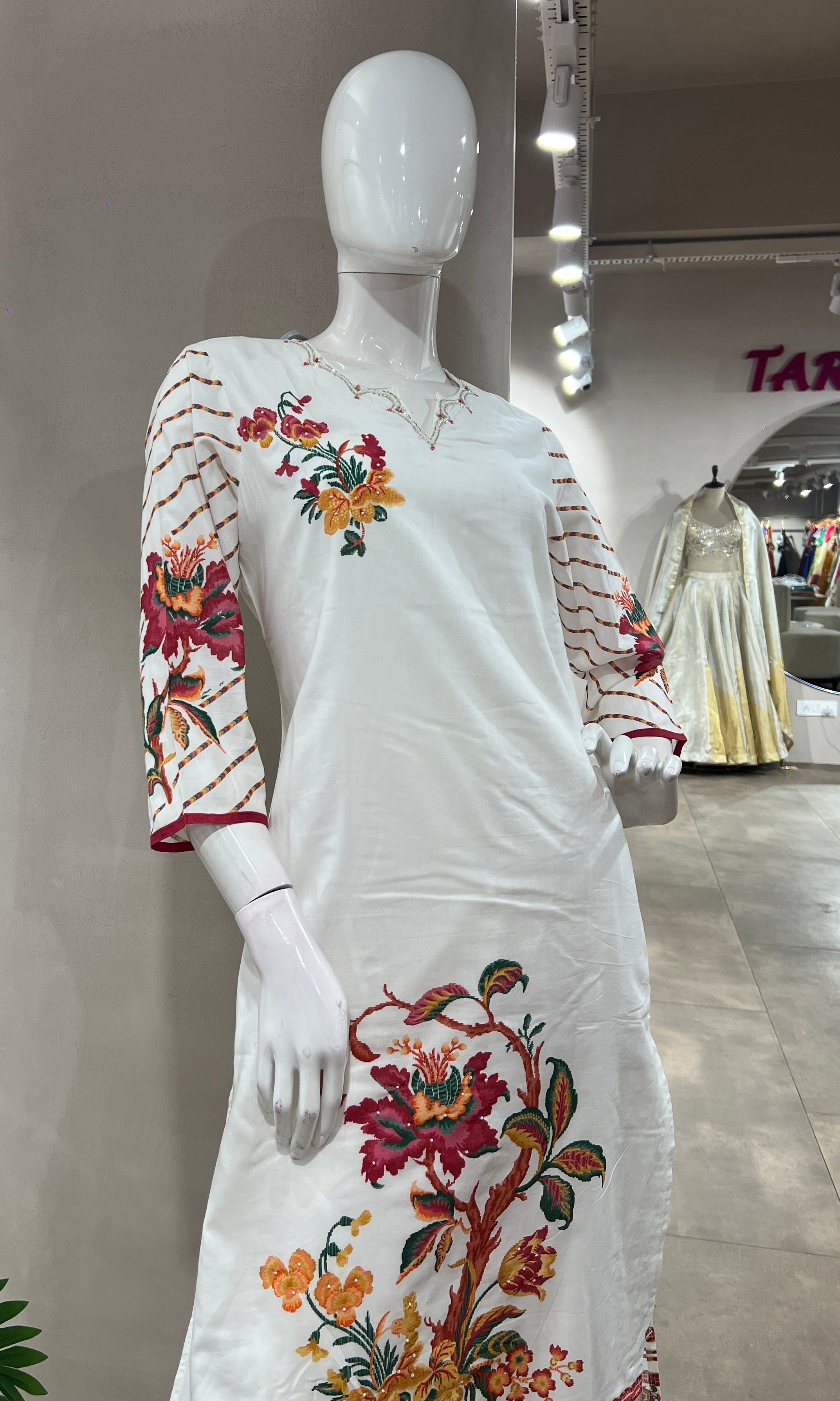 WHITE KURTA SET WITH FLORAL MOTIFS