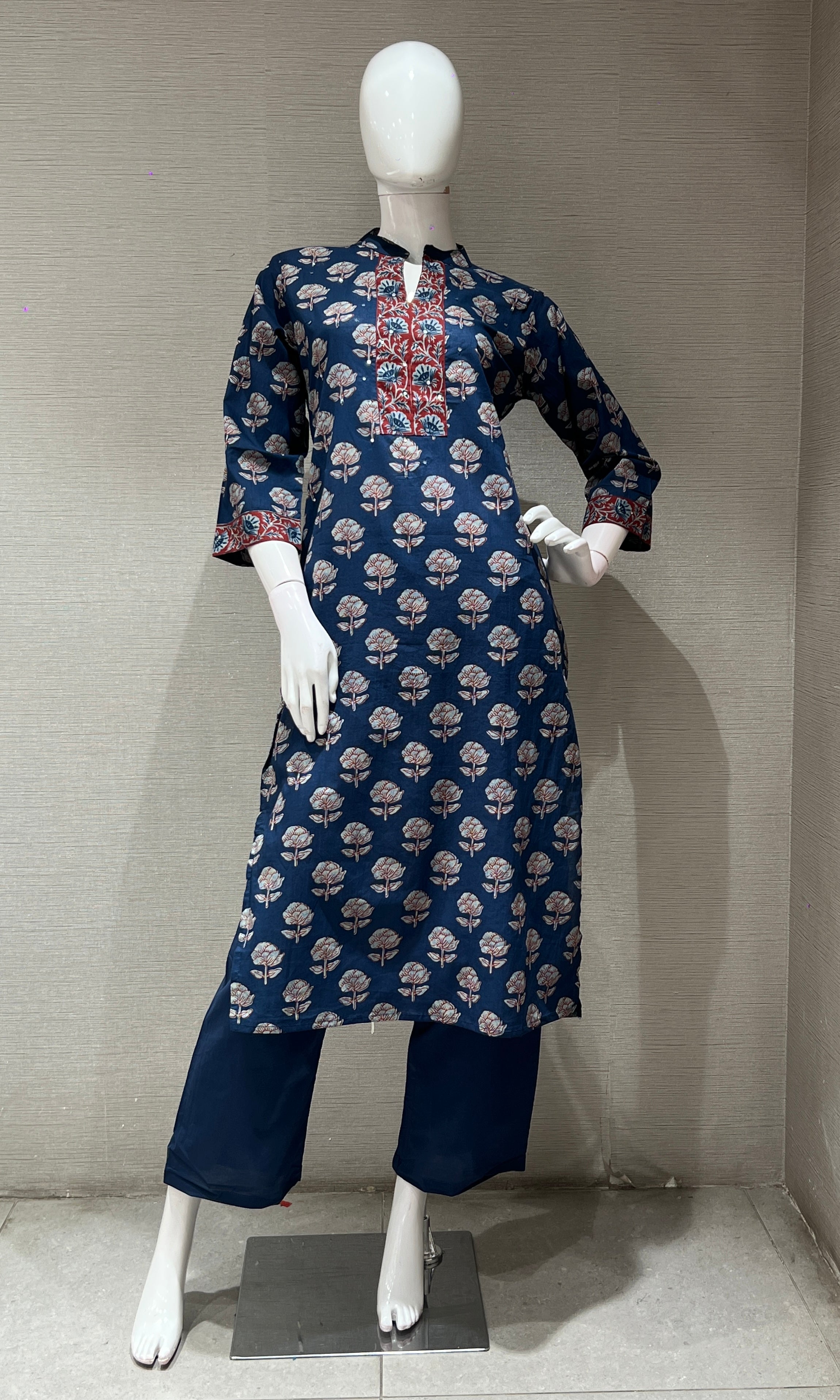 Blue kurta set WITH FLORALS