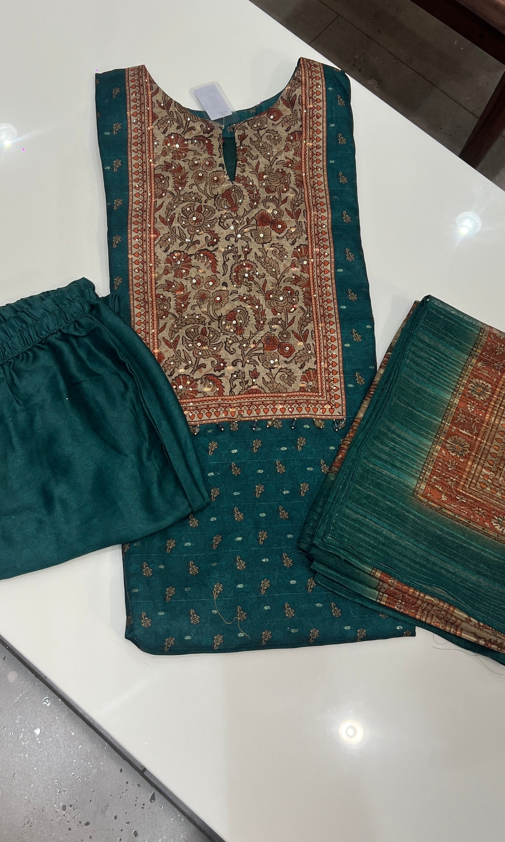 Green ETHNIC PrintED Kurta Set with Dupatta