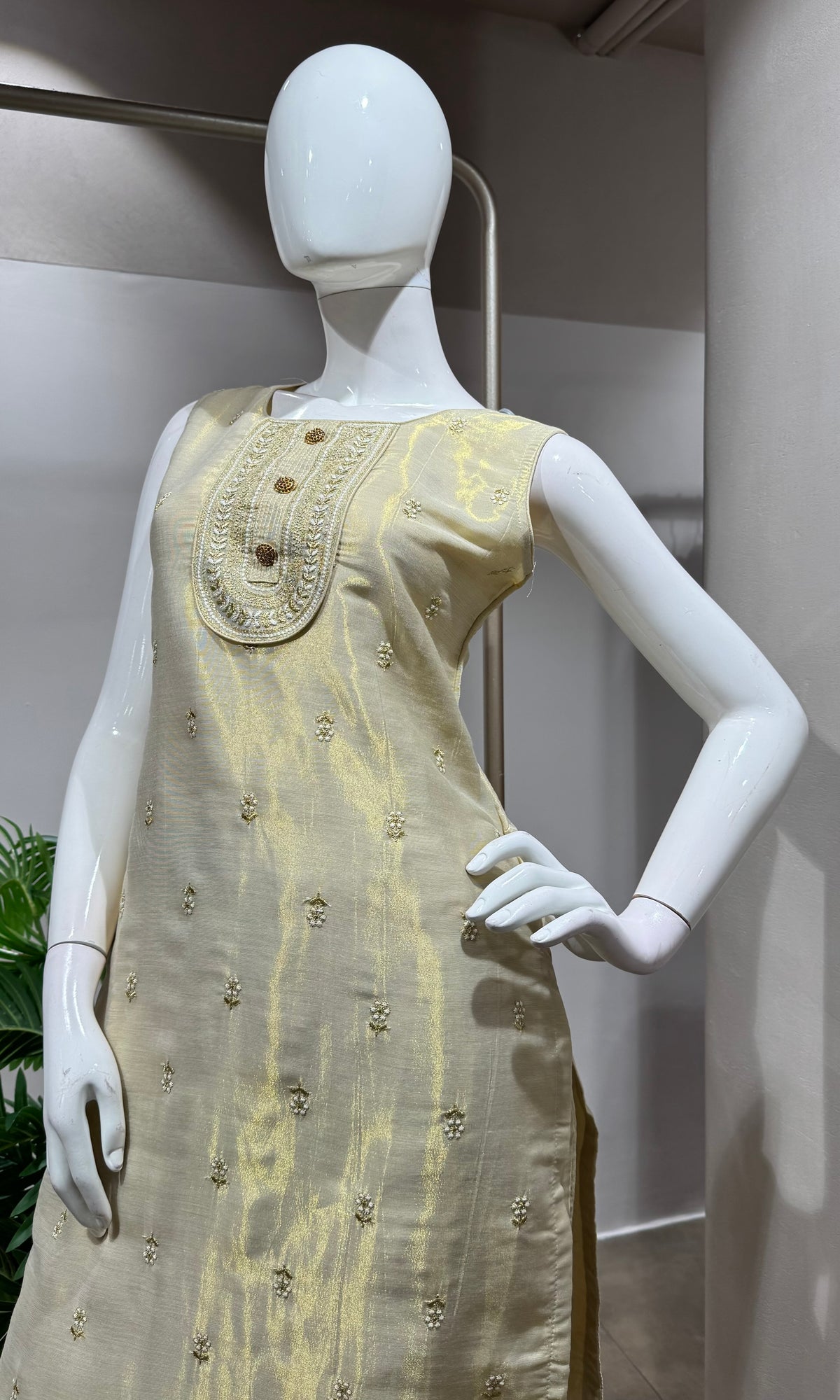 CREAM EMBROIDERD Kurta Set