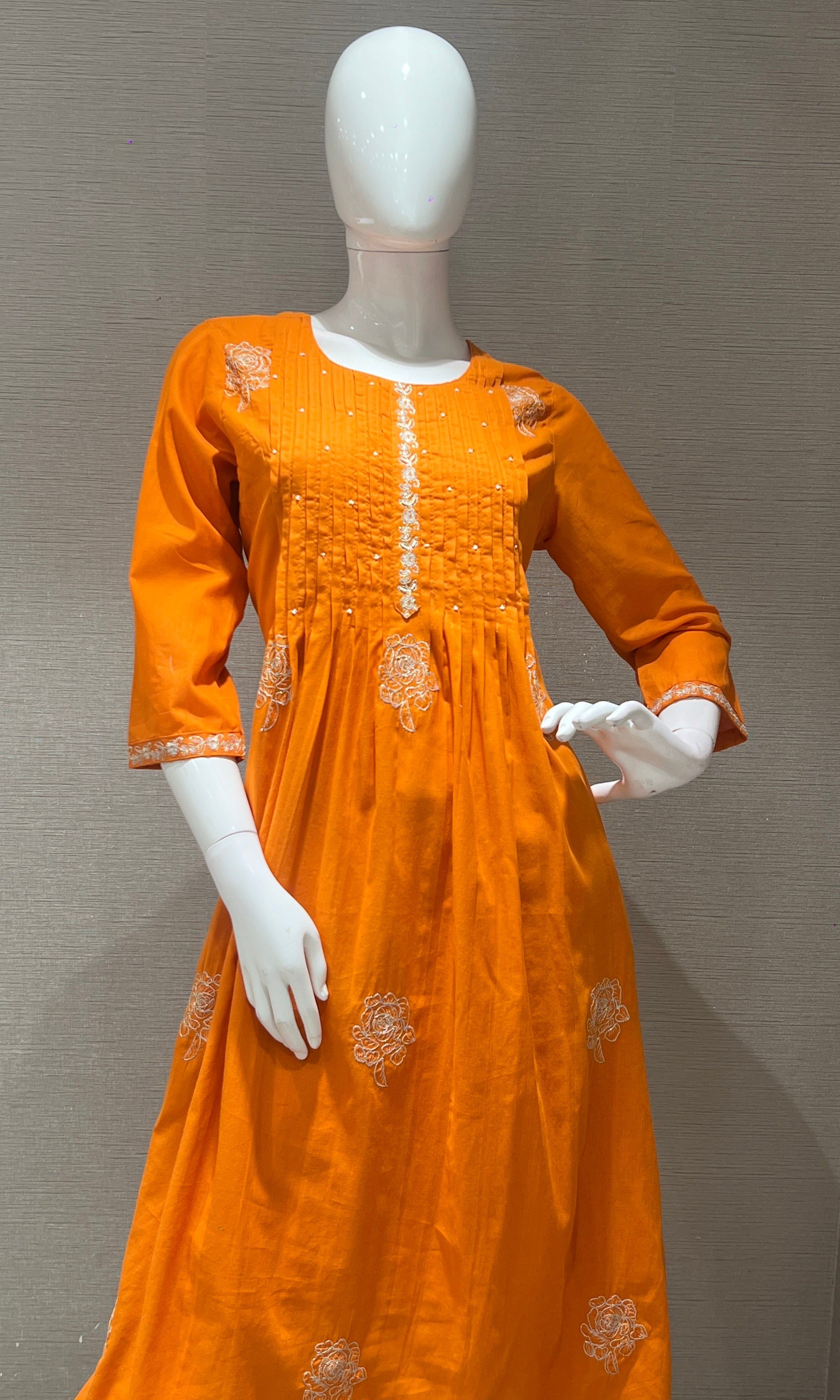 Orange Elegant kurta set With Floral Motifs
