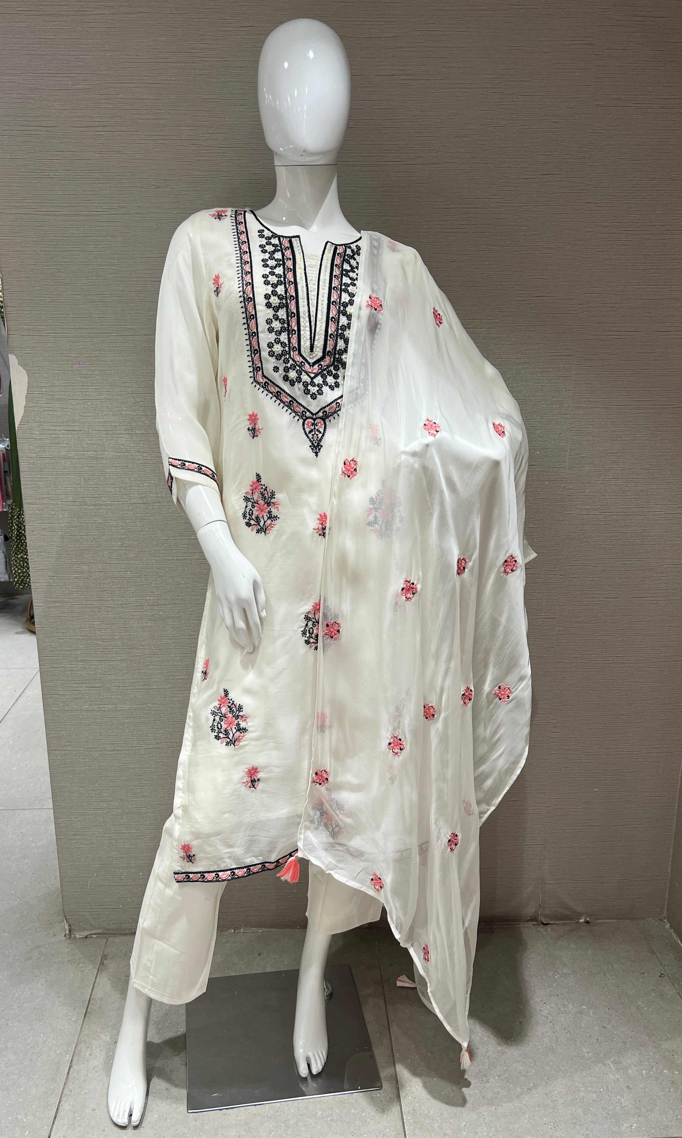 Cream kurta set with floral embroidery