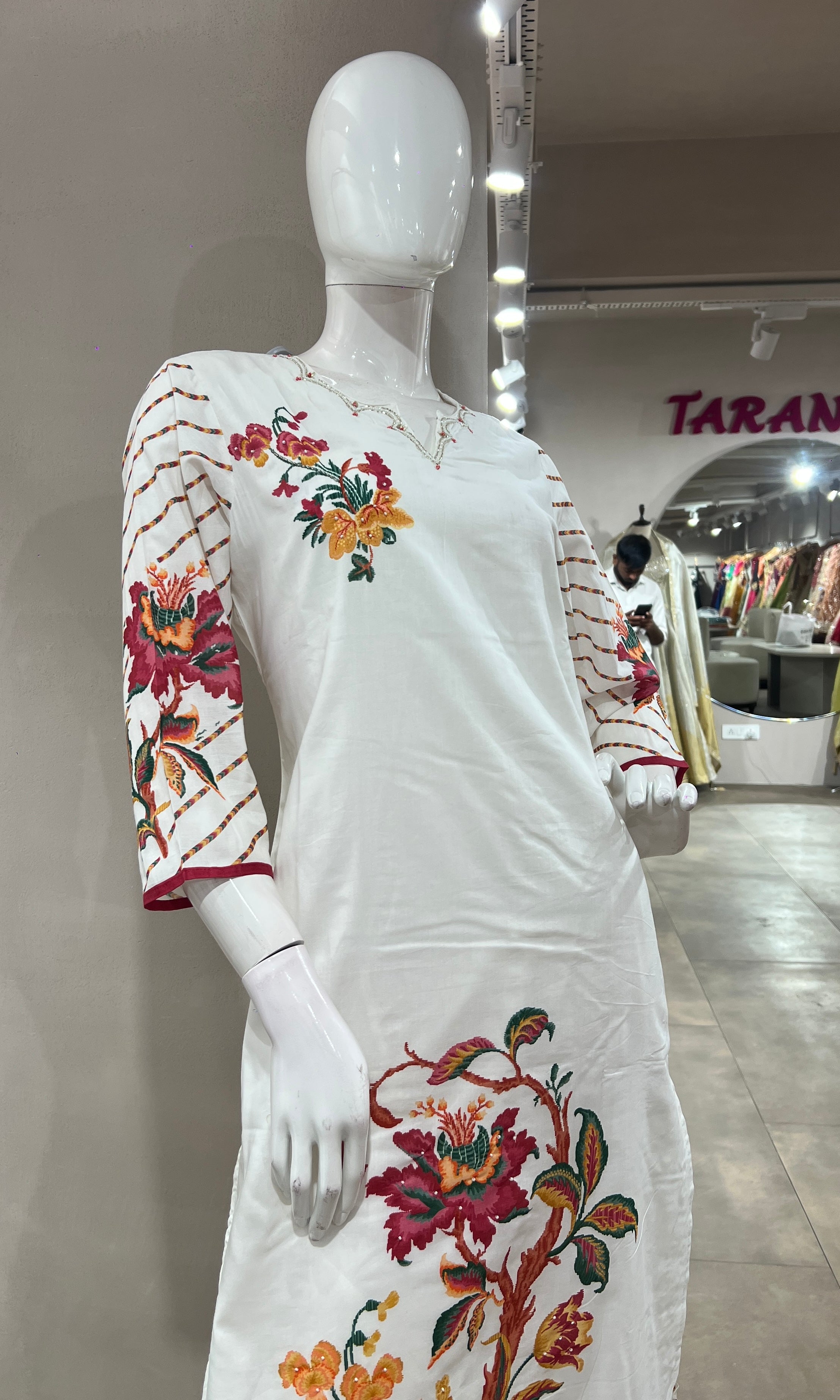 WHITE KURTA SET WITH FLORAL MOTIFS