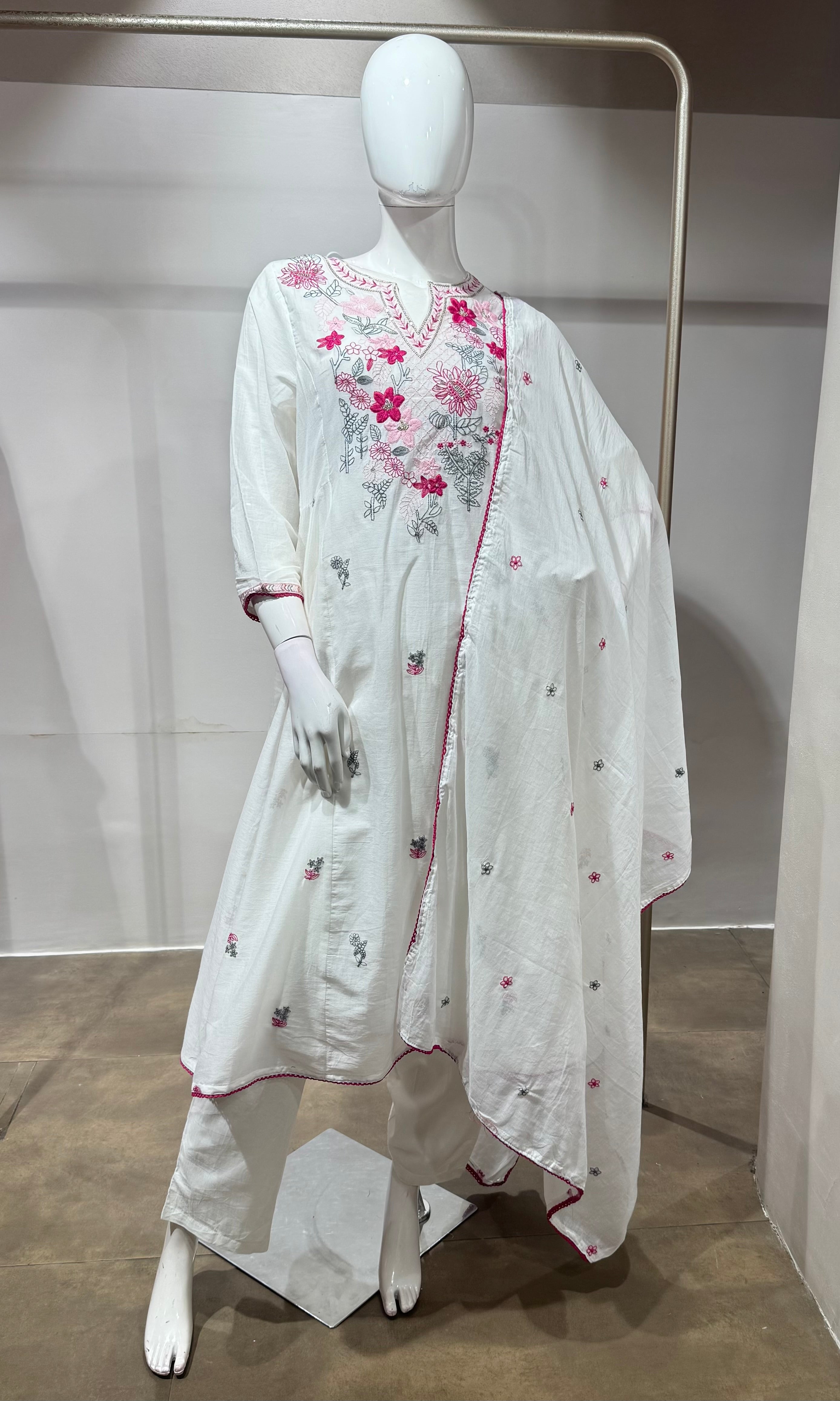 White Floral Thread Embroidered kurta set