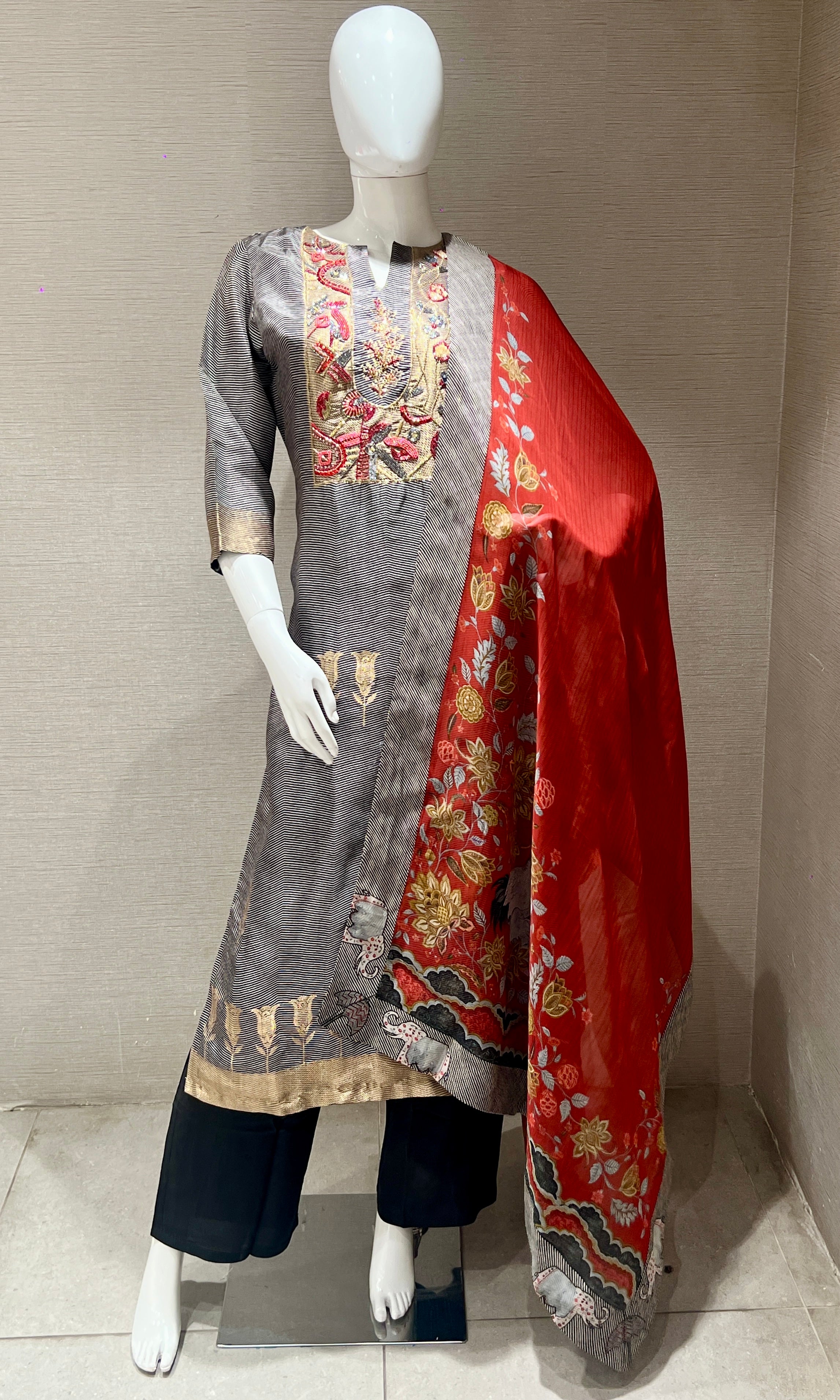 Zariah Noir Kurta Set