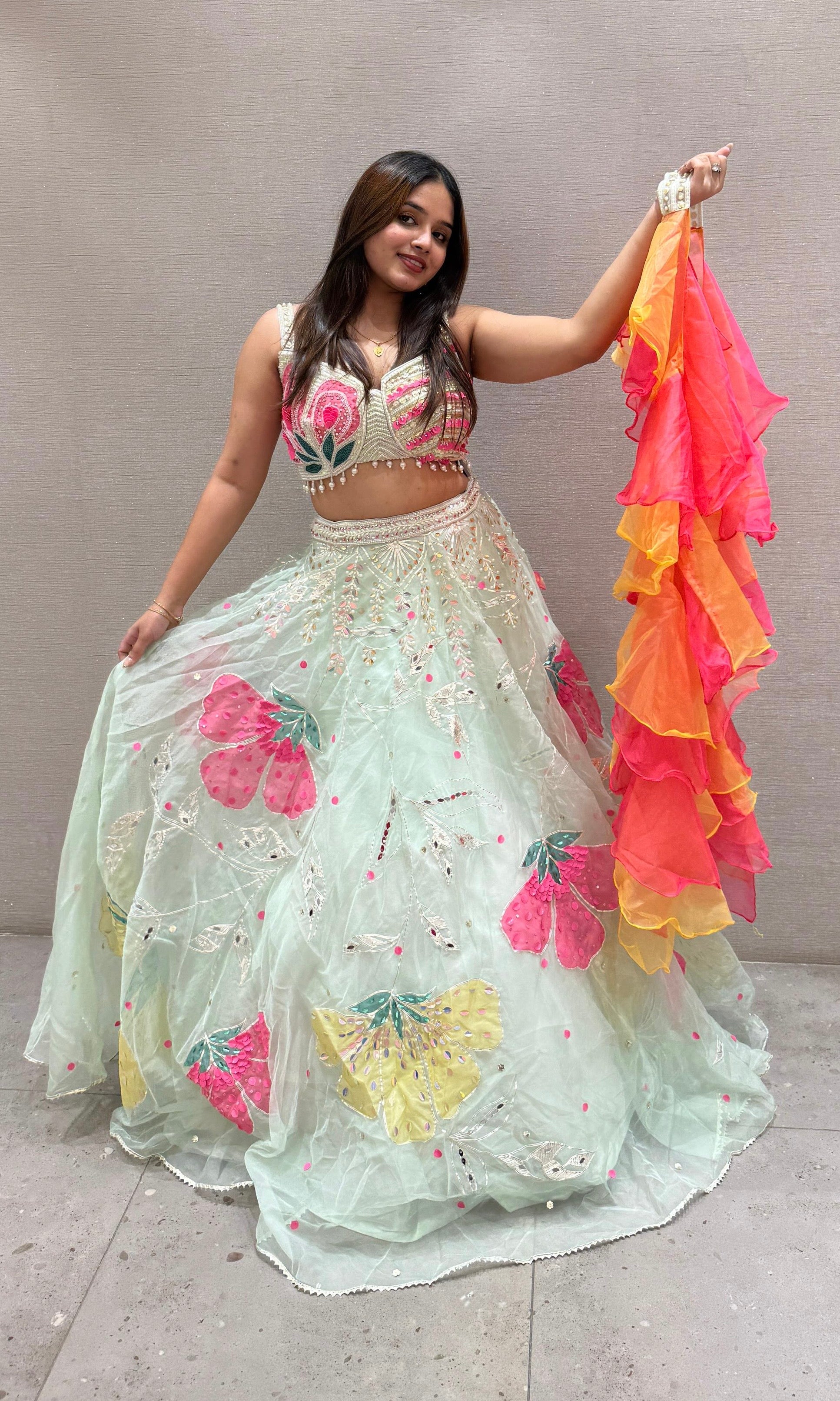 Pista floral Lehenga