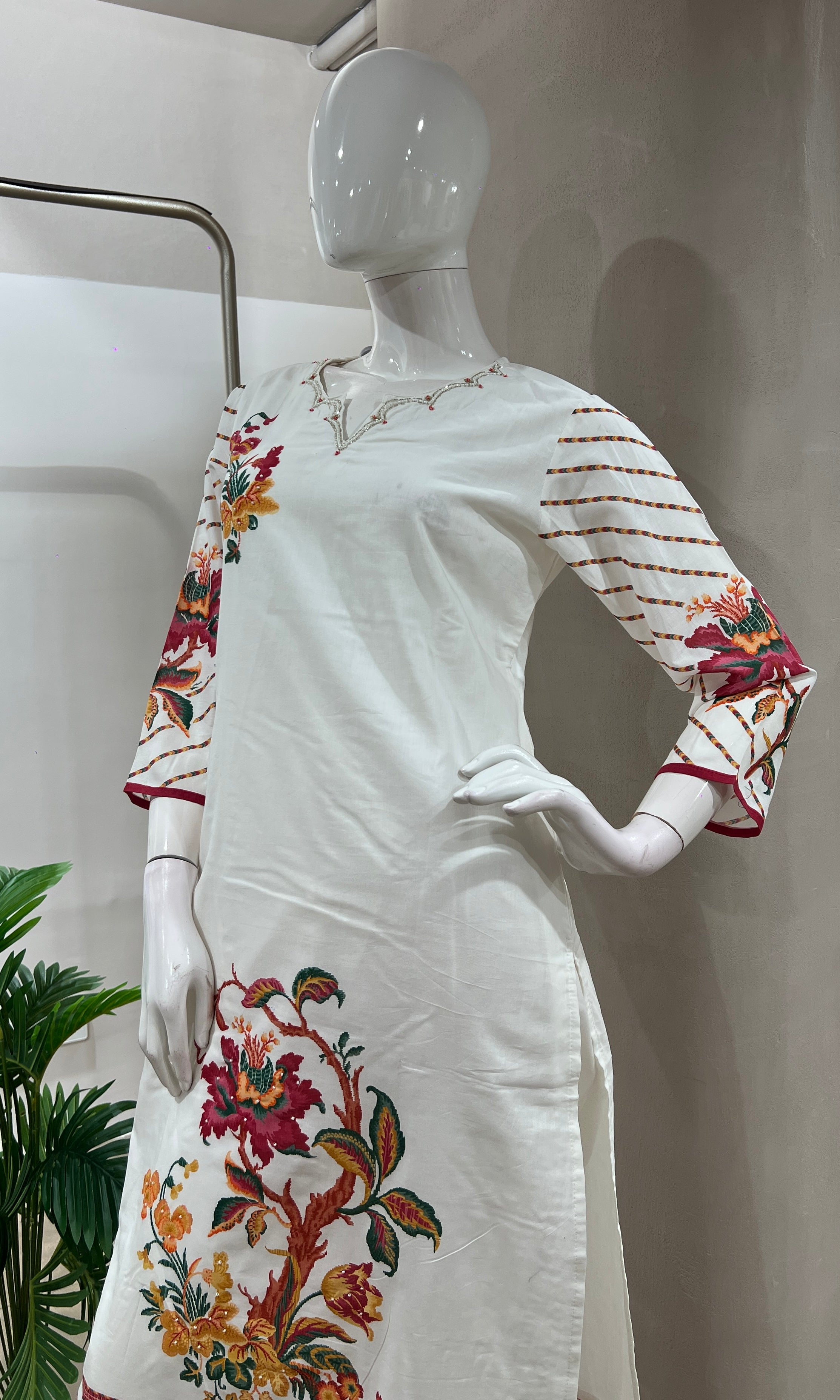 WHITE KURTA SET WITH FLORAL MOTIFS