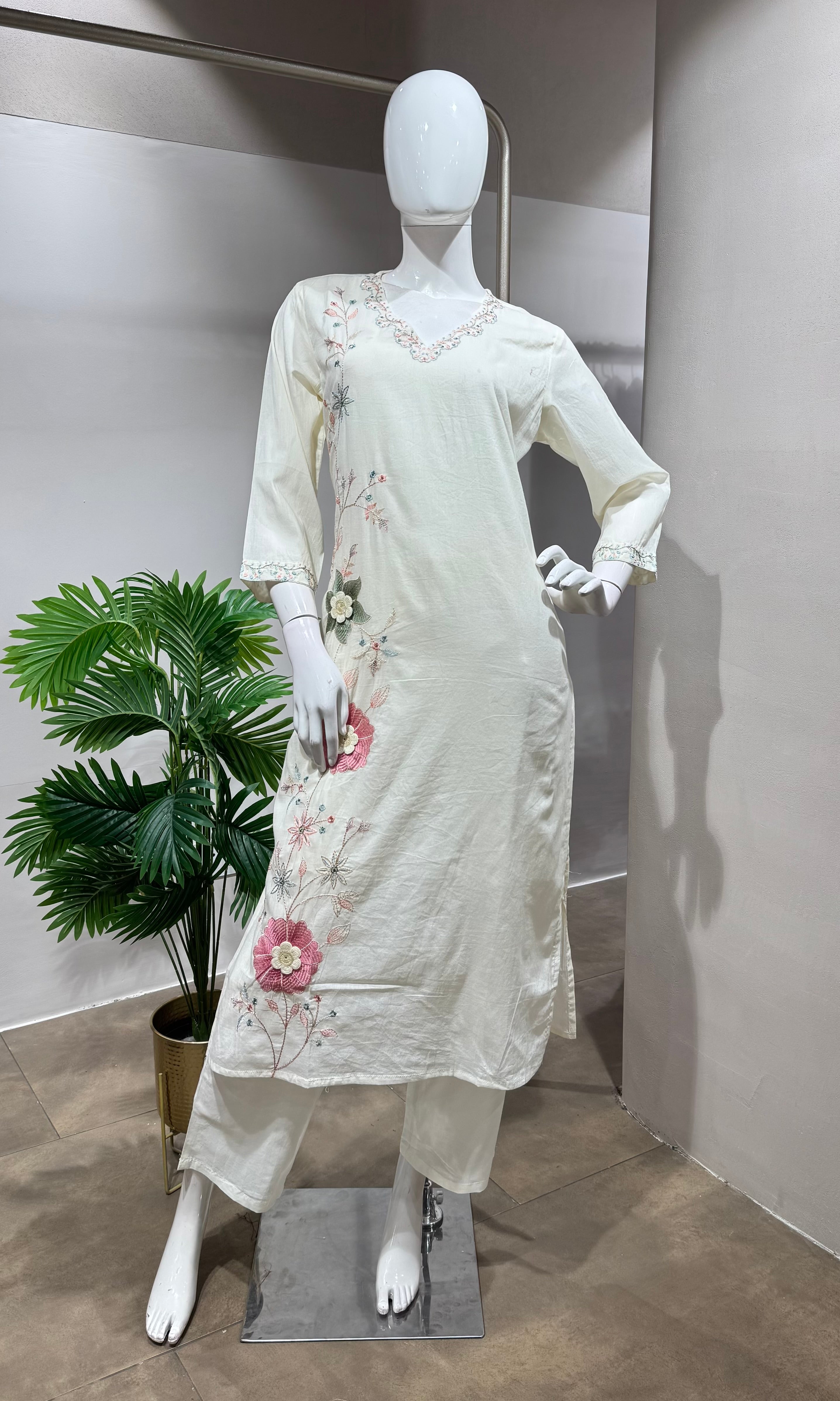 White Embroidered Kurta Set with Floral Motifs