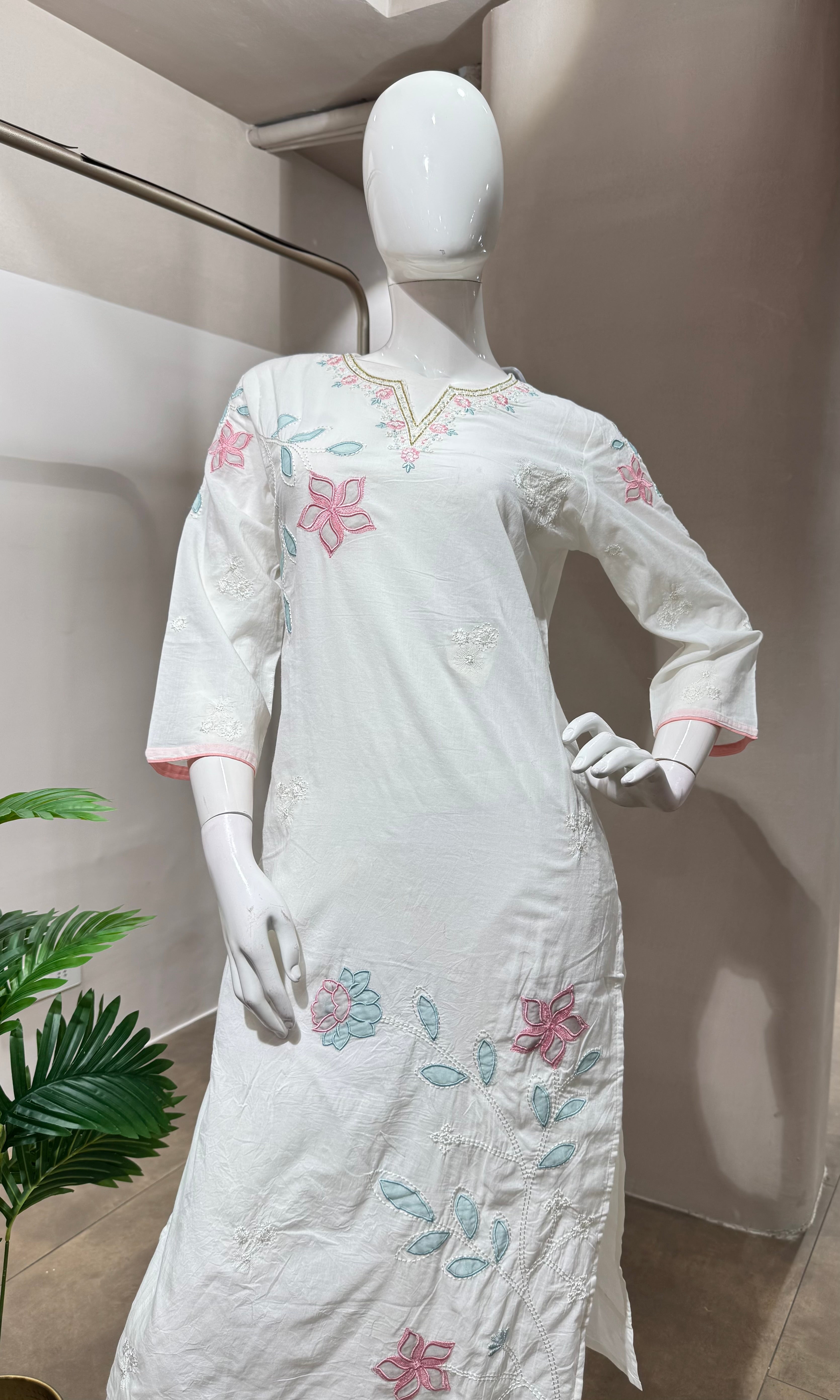 WHITE FLORAL MOTIFS ETHNIC KURTA SET
