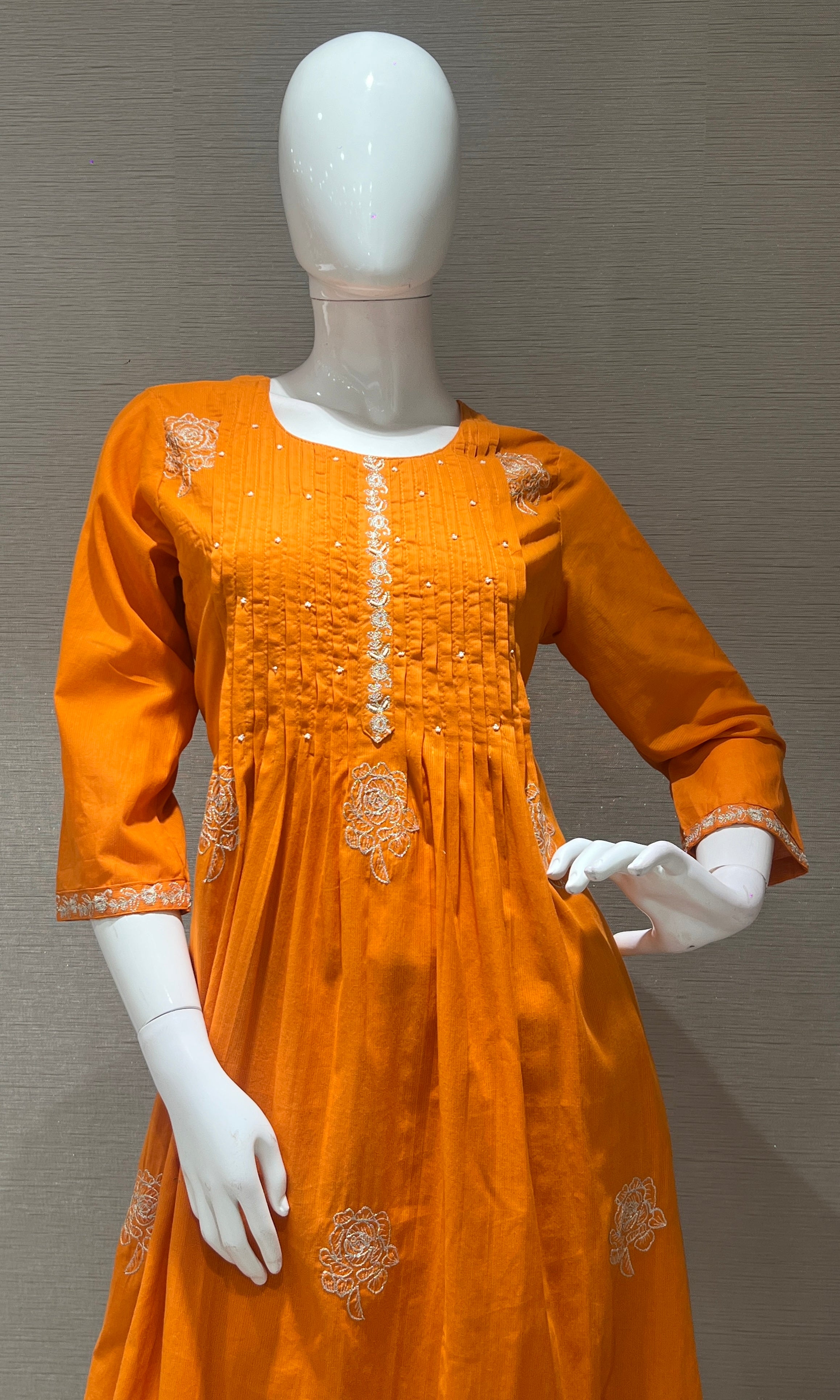 Orange Elegant kurta set With Floral Motifs