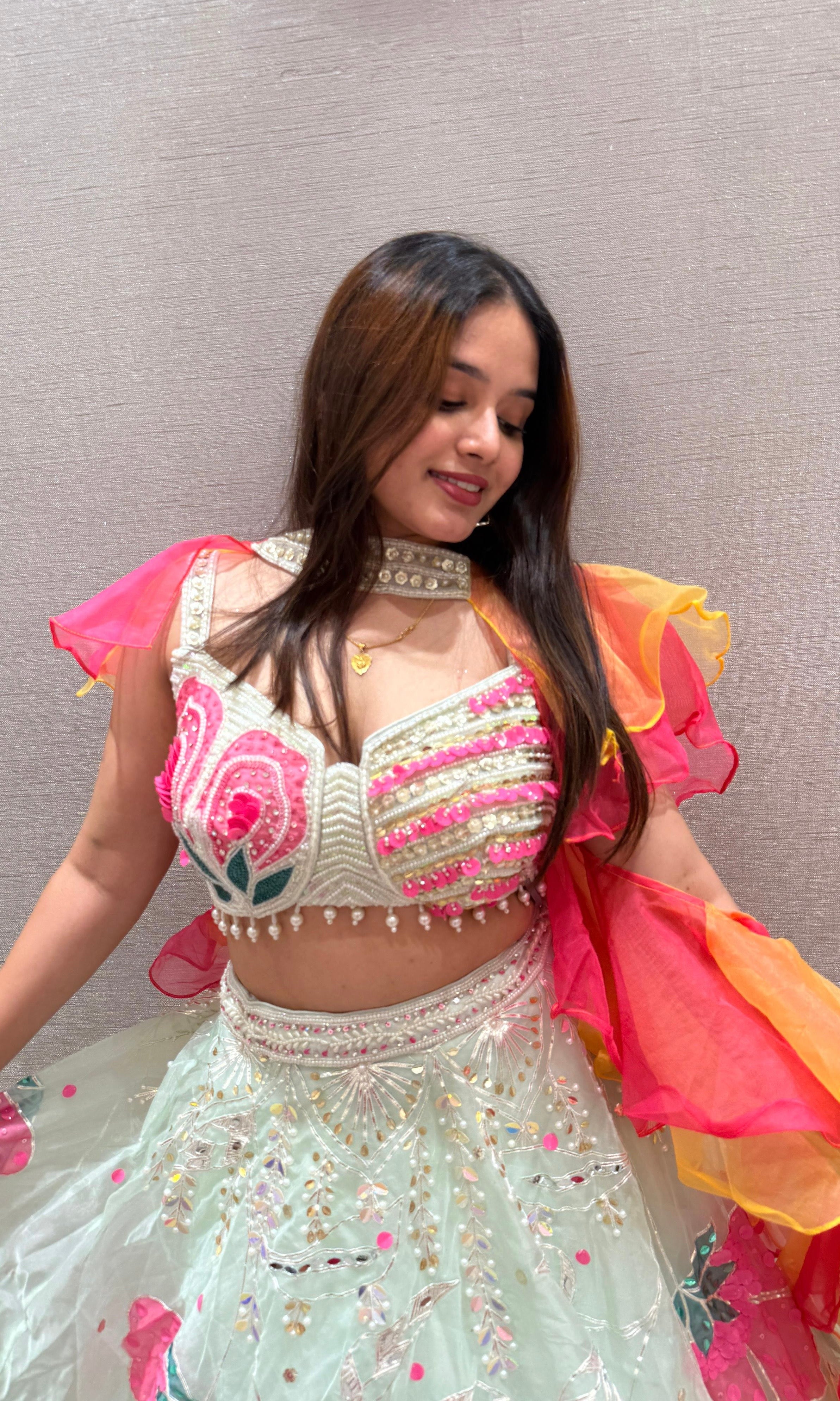 Pista floral Lehenga