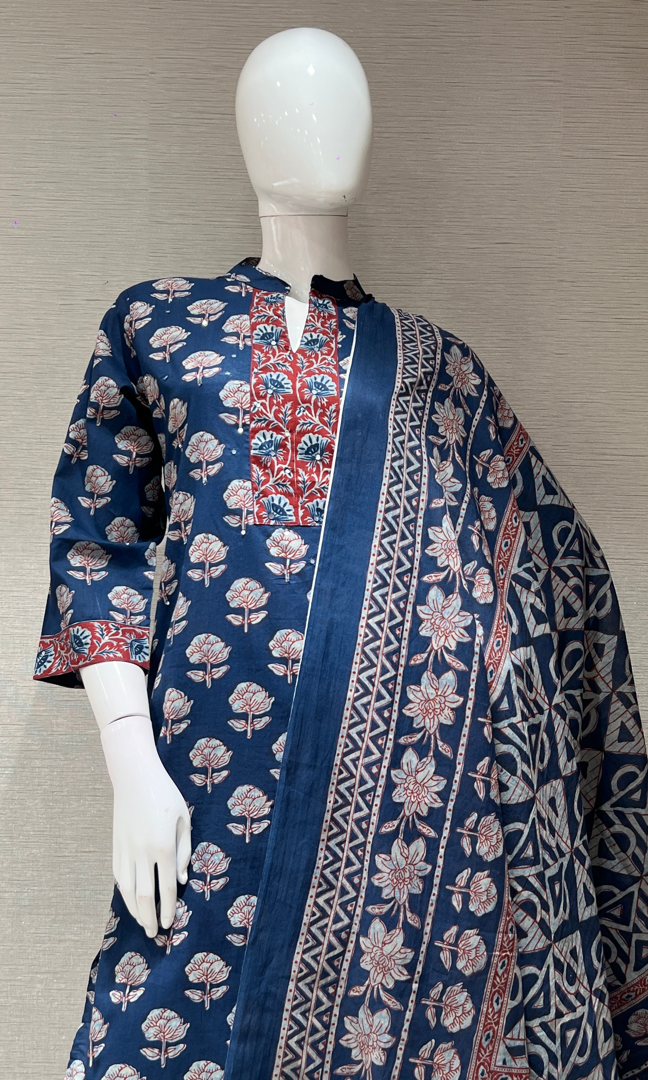 Blue kurta set WITH FLORALS