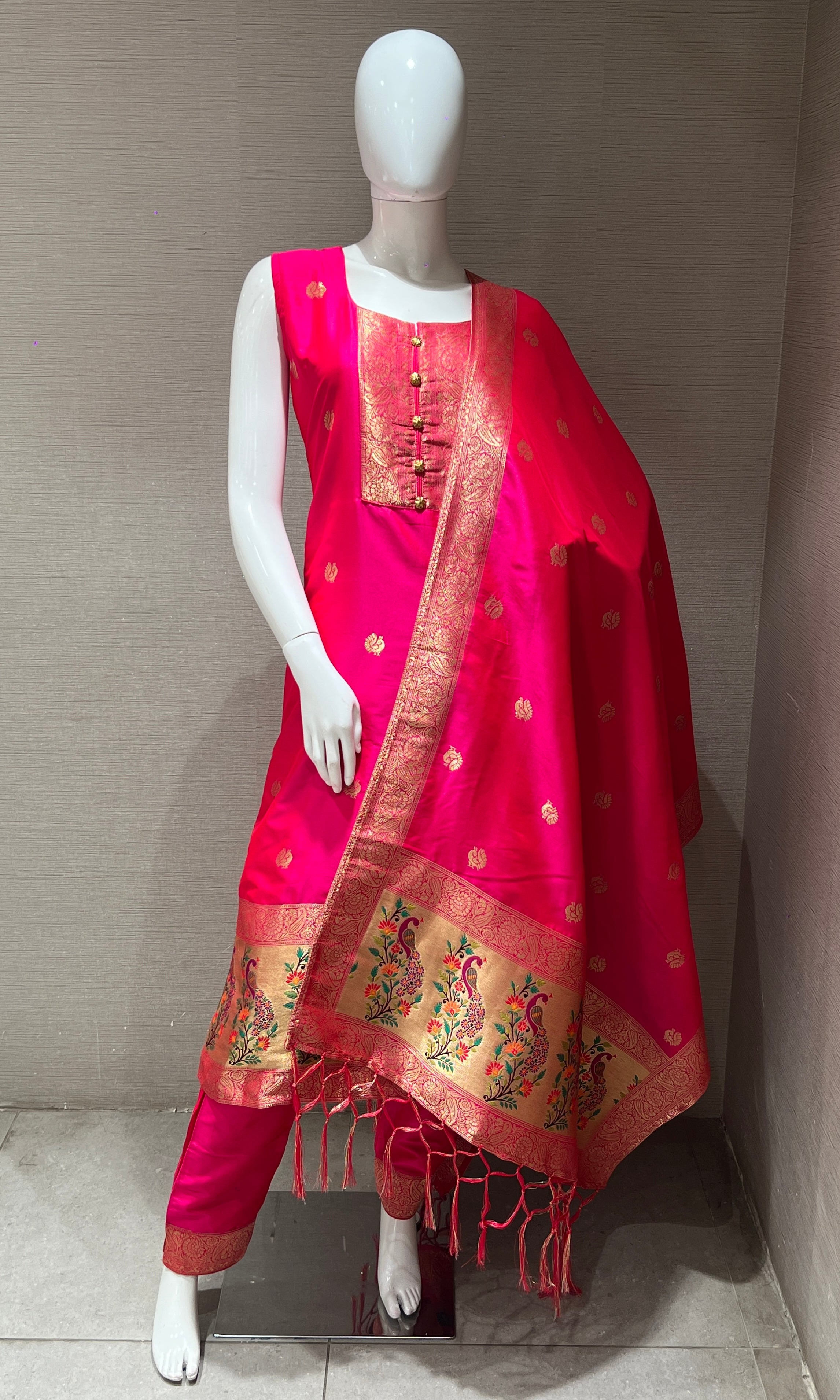 Gulab Banarasi Kurta Set