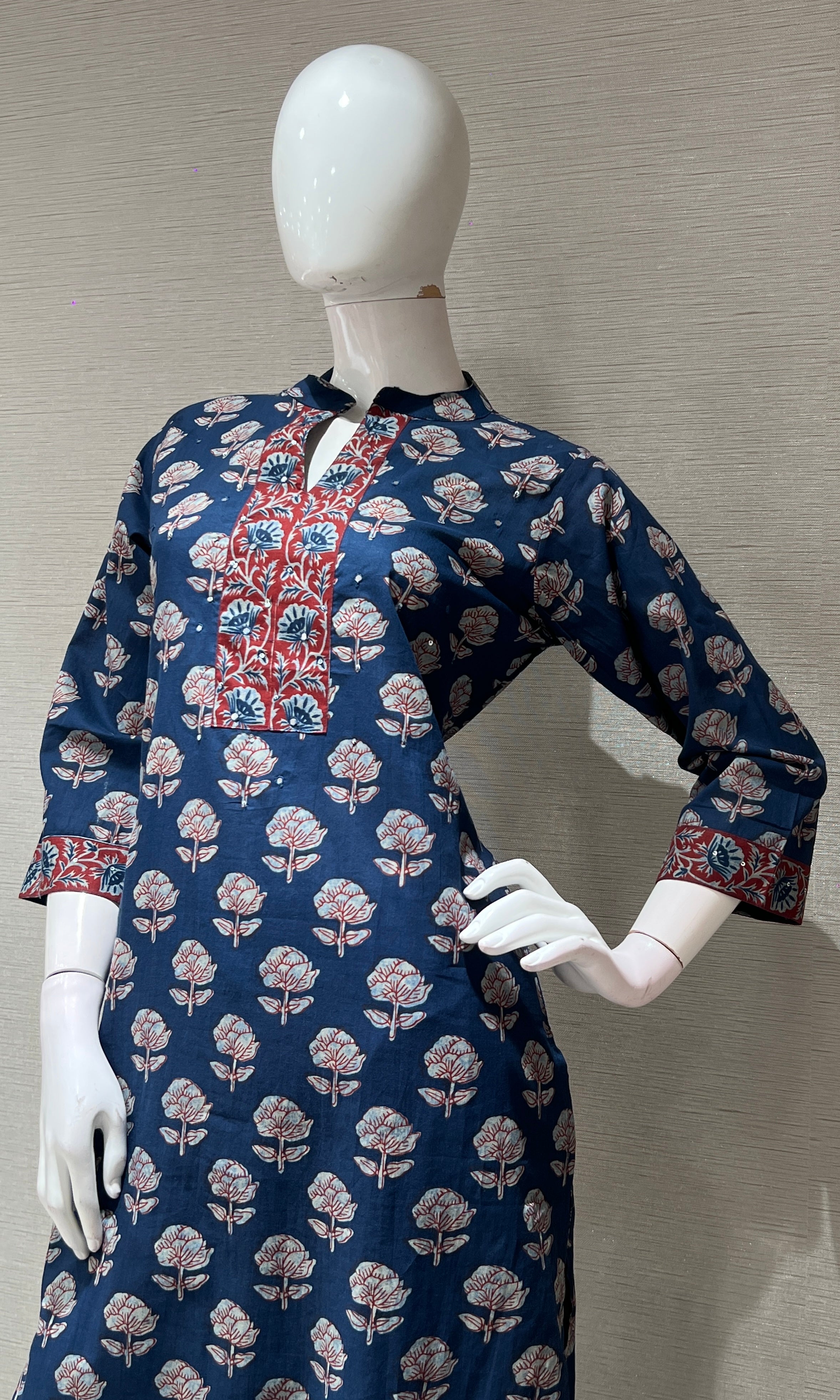 Blue kurta set WITH FLORALS