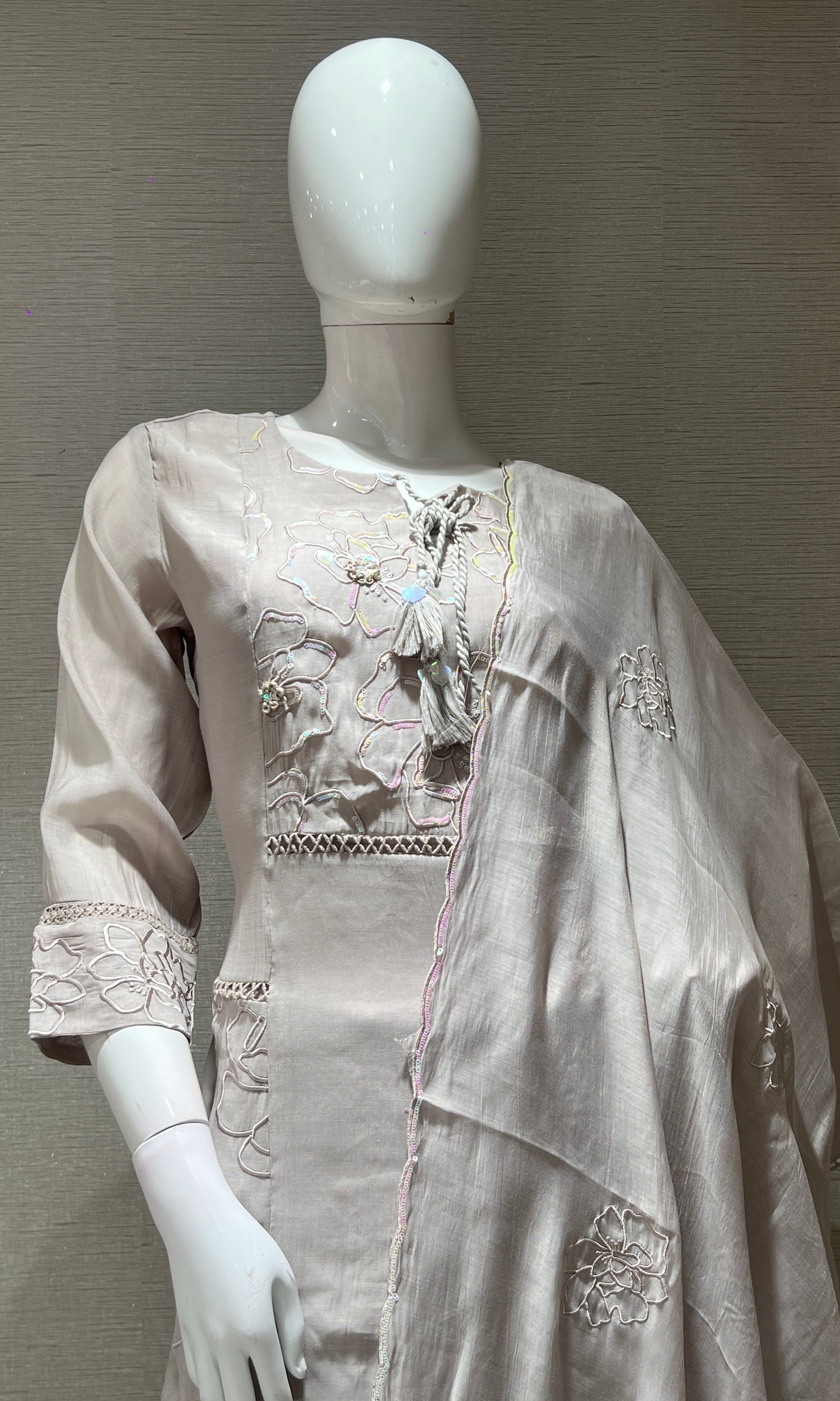 Moee FLORAL EMBROIDERY kurta set