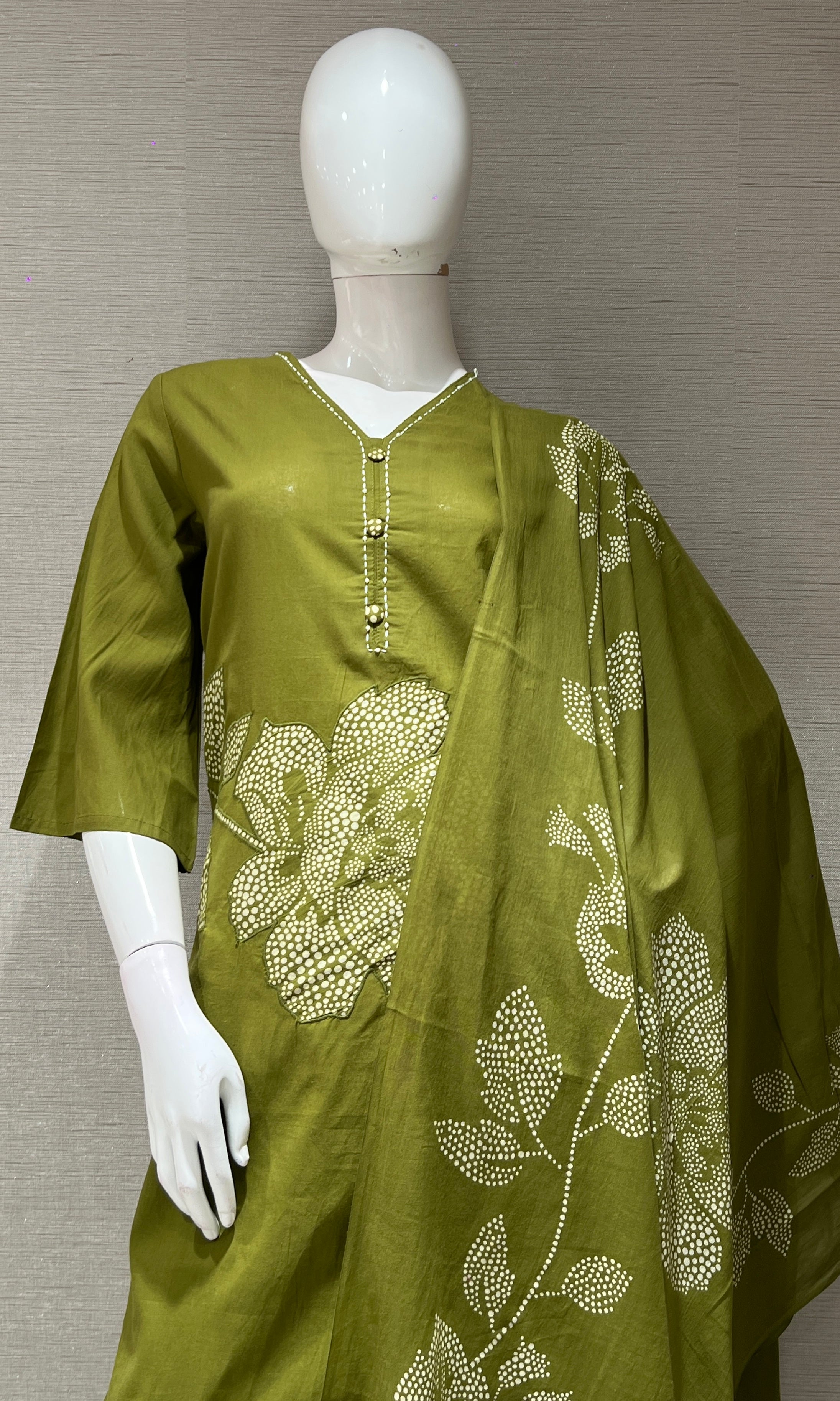 Green FLORAL EMBROIDERY kurta seT