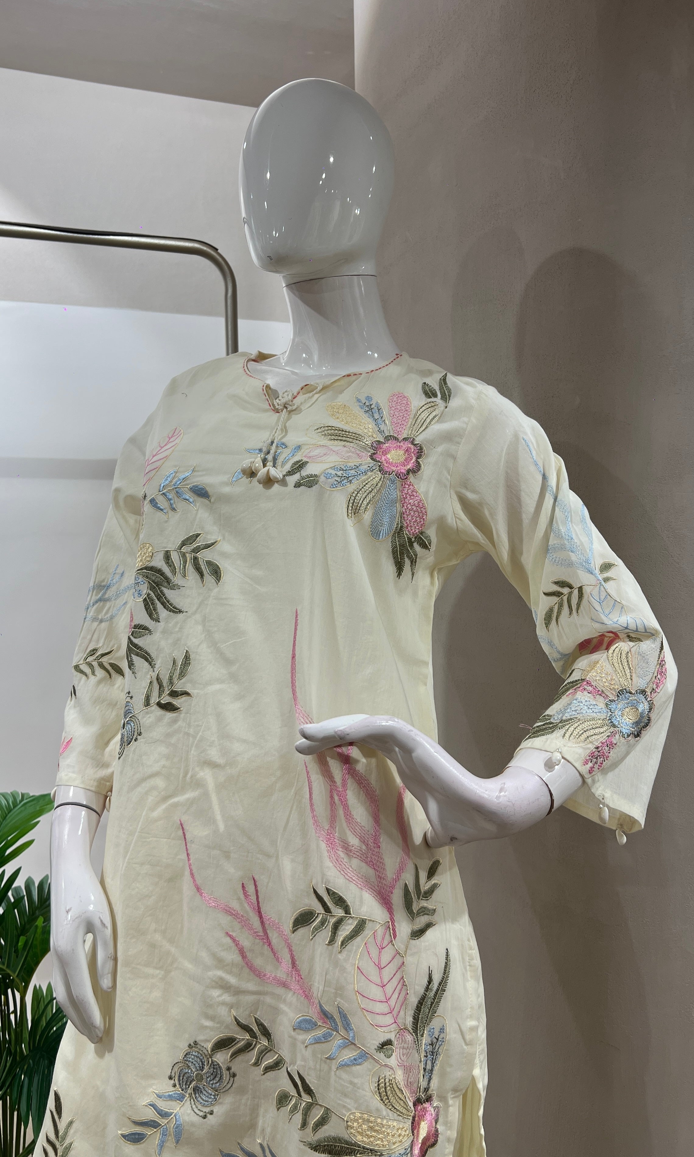 CREAM FLORAL MOTIF KURTA SET